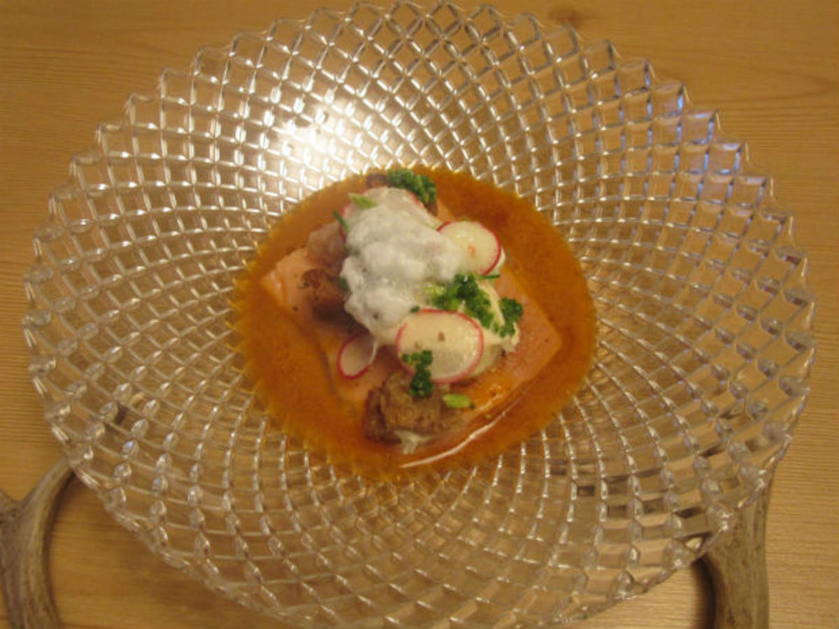 Saiblingsfilet / Alpenländischer Brotsalat / Tomatisierter Räucherfond