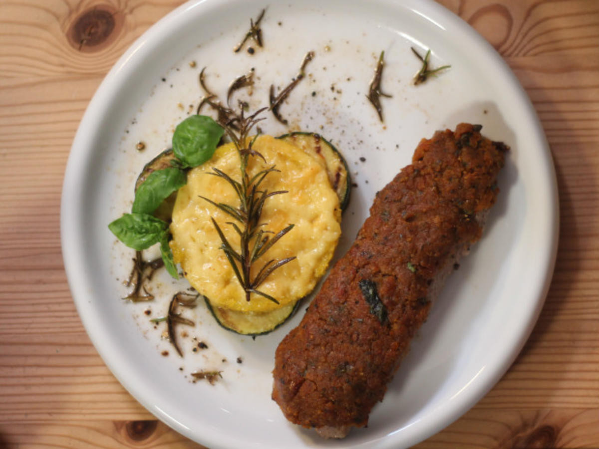 Lammlachse mit Oliven-Tomaten-Kruste und Polenta-Zucchini-Gratin