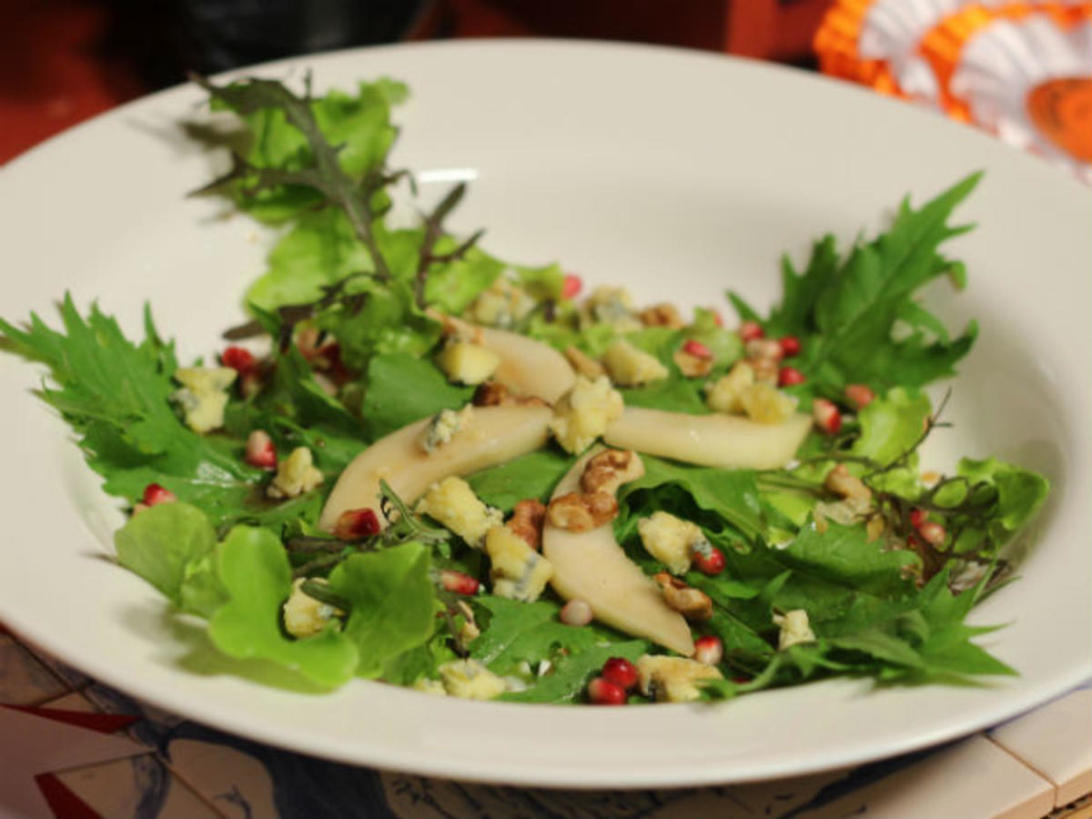 Rucola Salat mit Tipperary Blue, Birne und gerösteten Nüssen