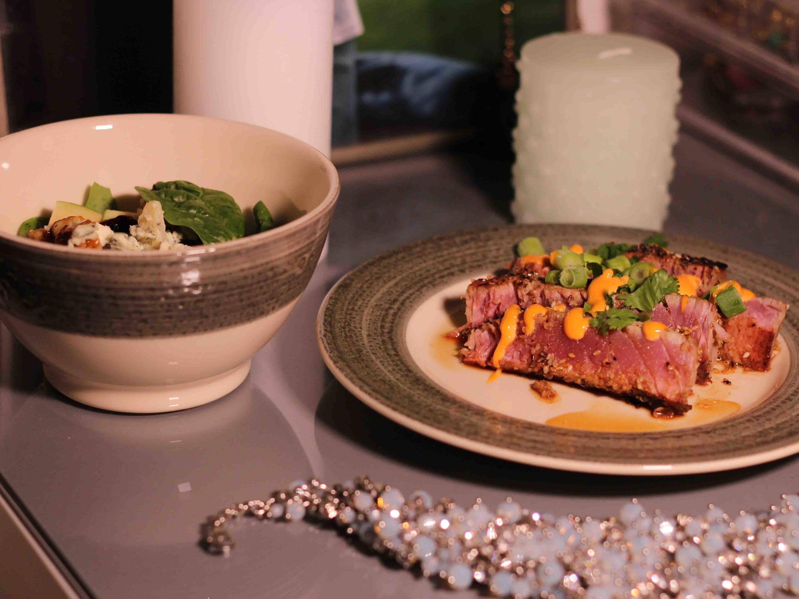 Seared Ahi mit einer Sesamkruste und Waldorf-Salat