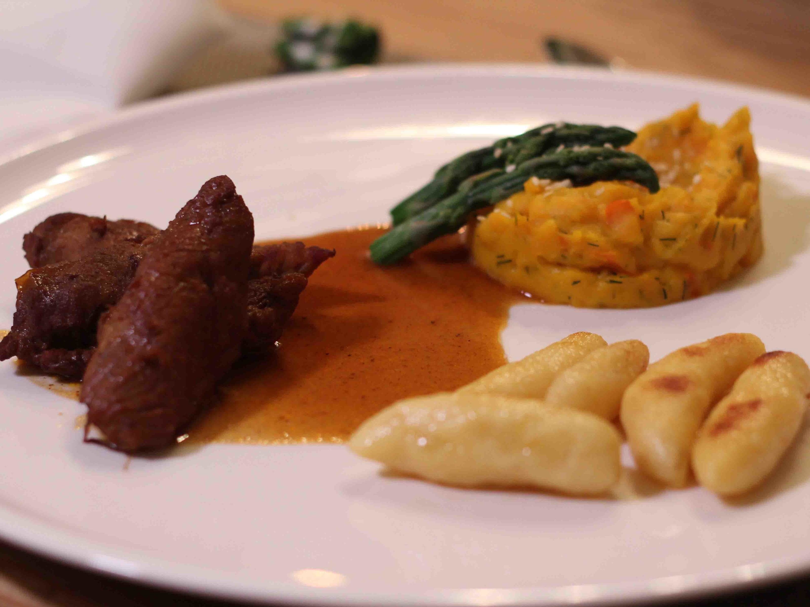 Kalbsvögerl mit Kürbispüree und Schupfnudeln