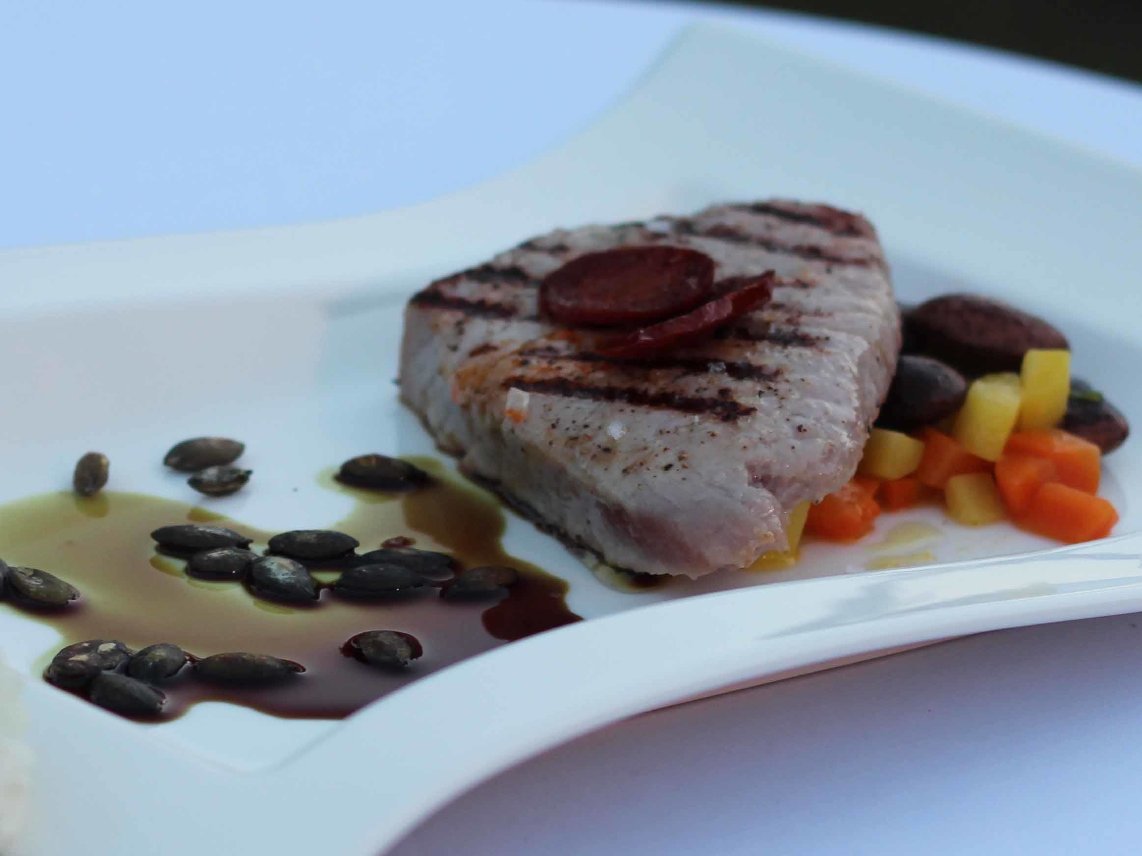 Thunfischsteak mit Käferbohnen, Knoblauchwurst und Kürbiskernöl
