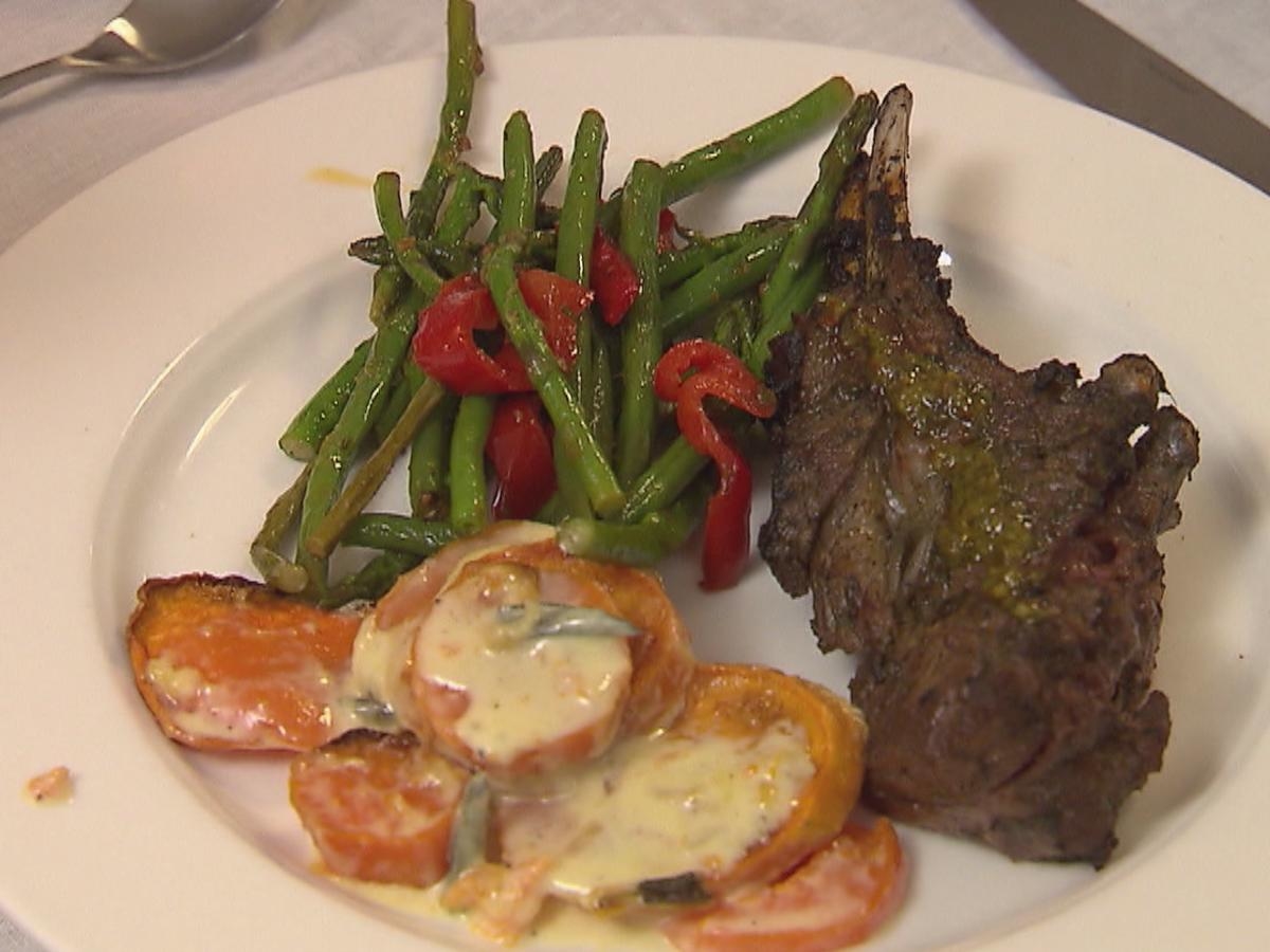 Mariniertes Lammkarree mit Süßkartoffelgratin und warmem Bohnensalat