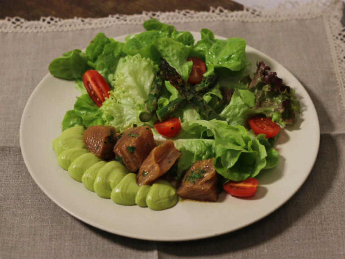 Marinierter Thunfisch mit Avocado und Salat