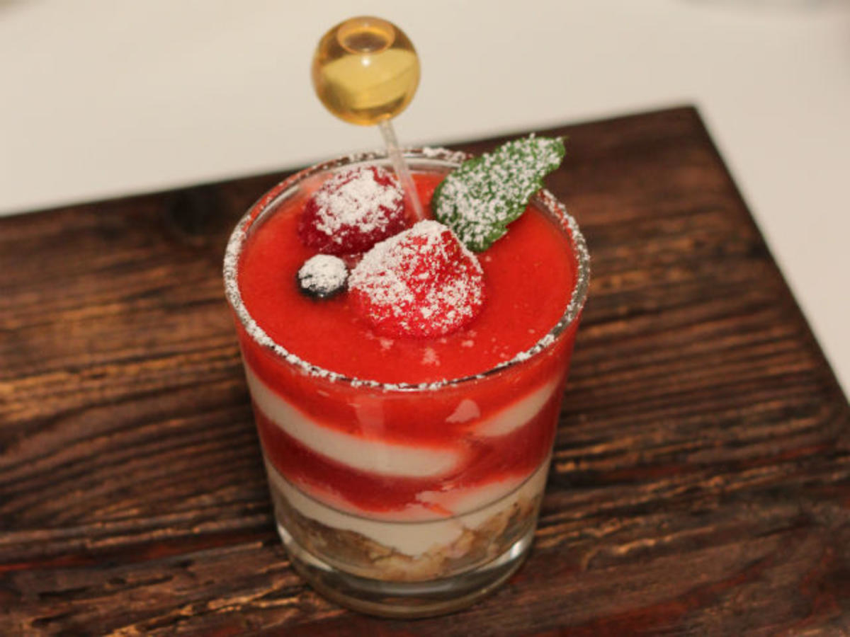 Erdbeer-Tiramisu mit prozentigem Karamellbonbon