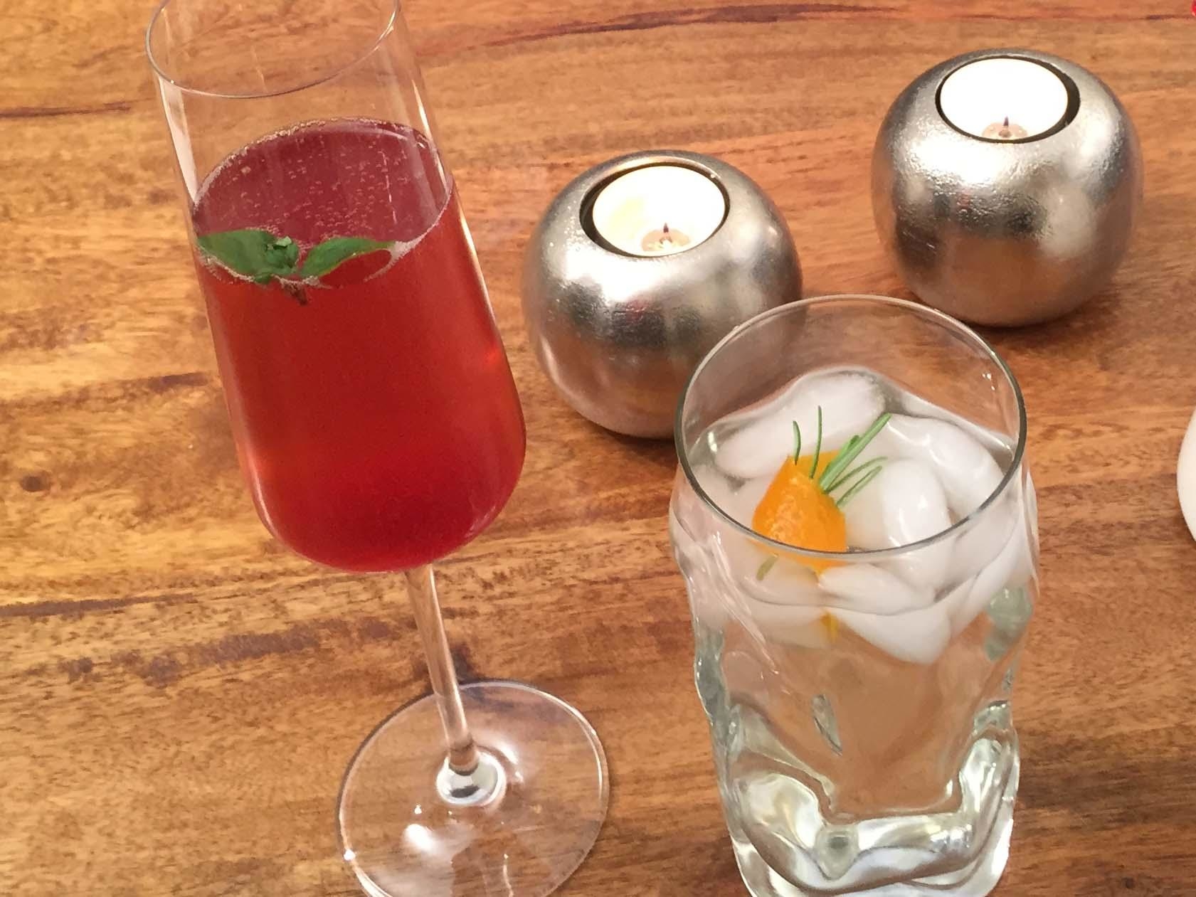 Sekt mit Erdbeer-Rhabarber Likör und Erdbeersorbet