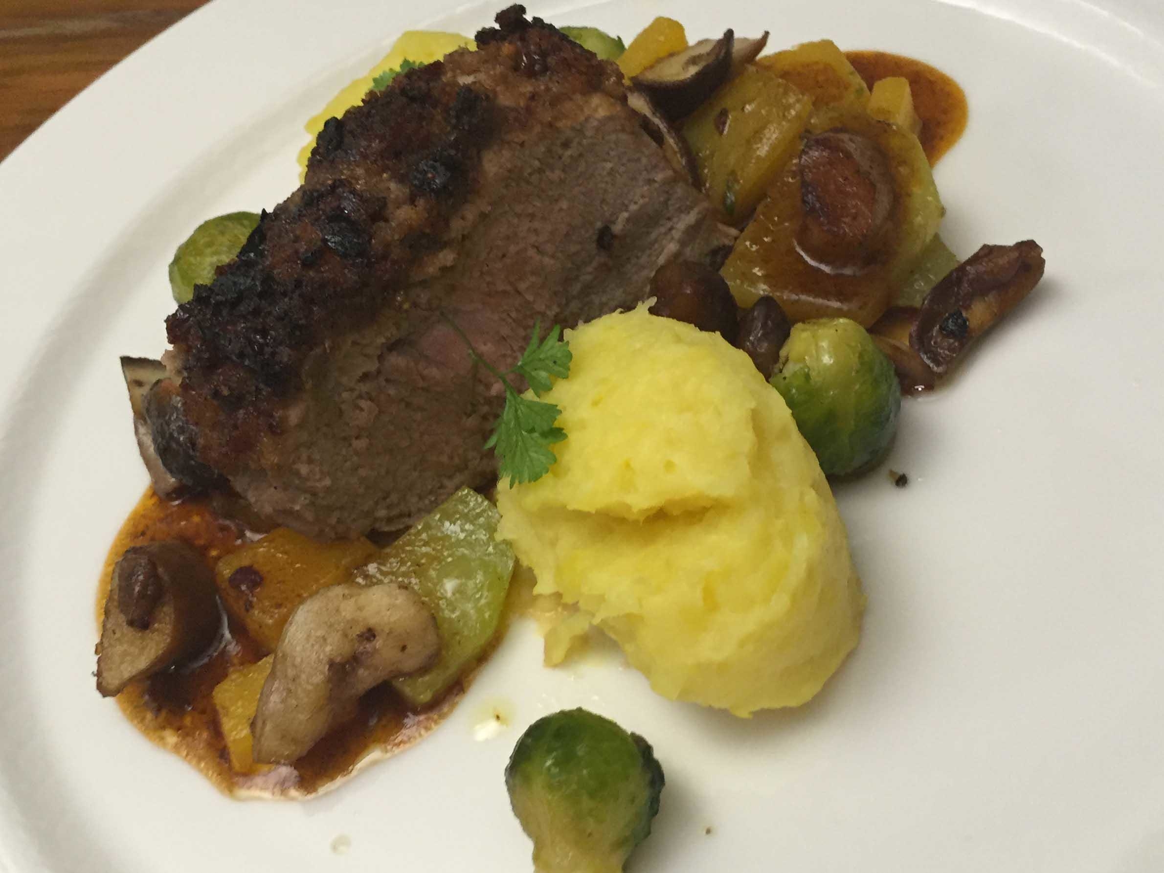 Kalbsrücken mit Dörrobstkruste, Rotsponsoße, Steinpilzen, Herbstgemüse und Püree