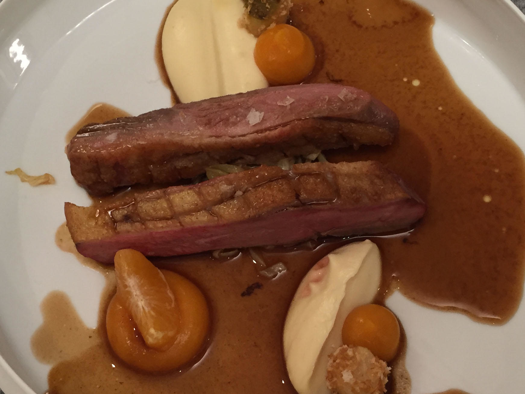 Französische Mais-Enten-Brust, dazu Spitzkohl, Sellerie und Mandarine