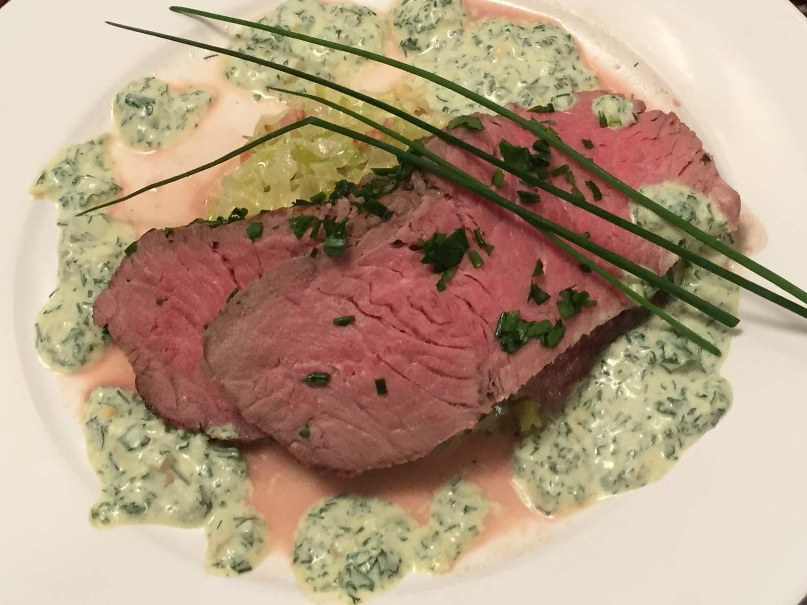 Kräuter-Roastbeef mit grüner Mayonnaise-Soße an Kartoffelgratin und Spitzkohl
