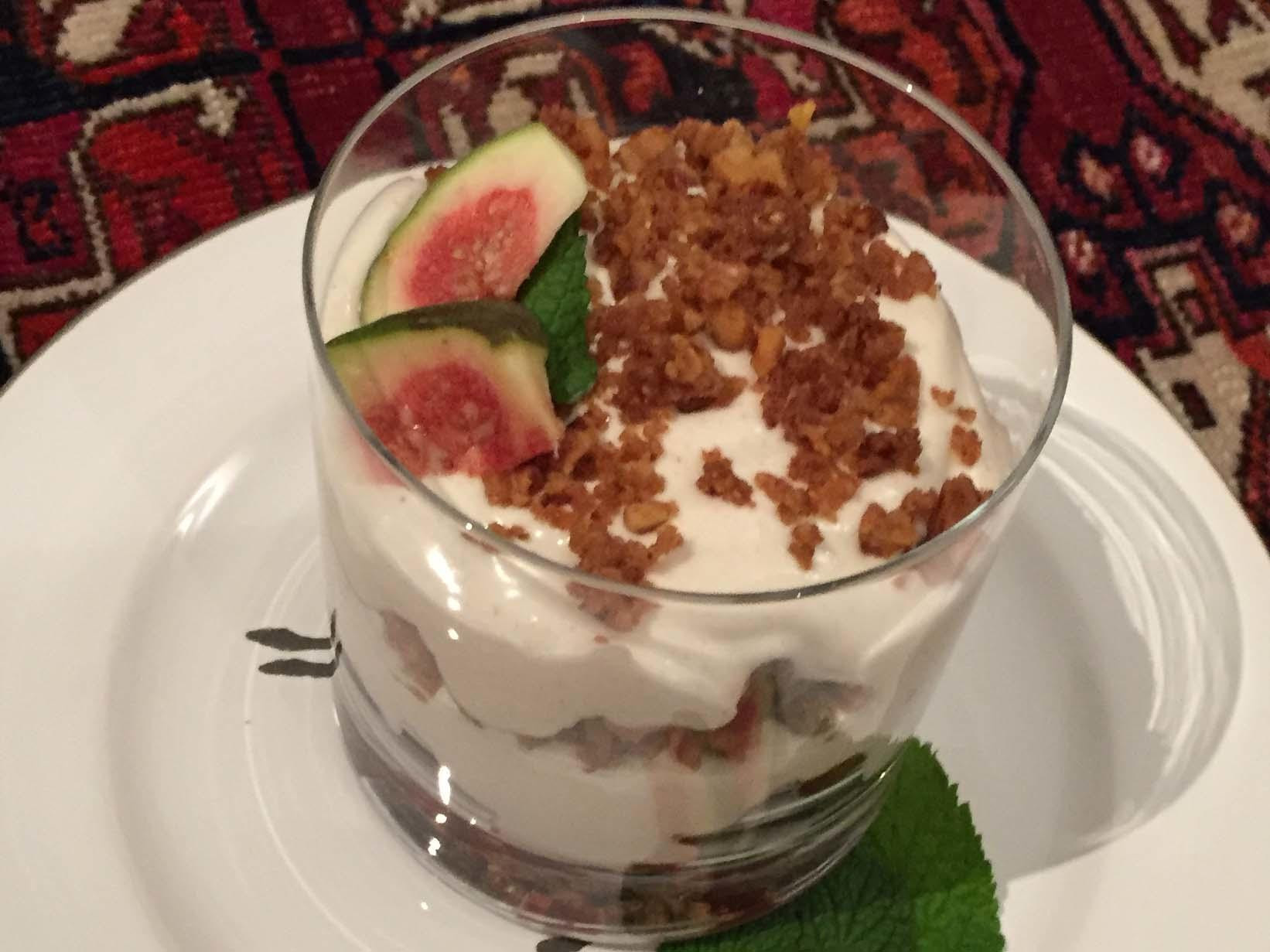 Creme-Dessert mit Feigen-Kompott und Walnuss-Streuseln
