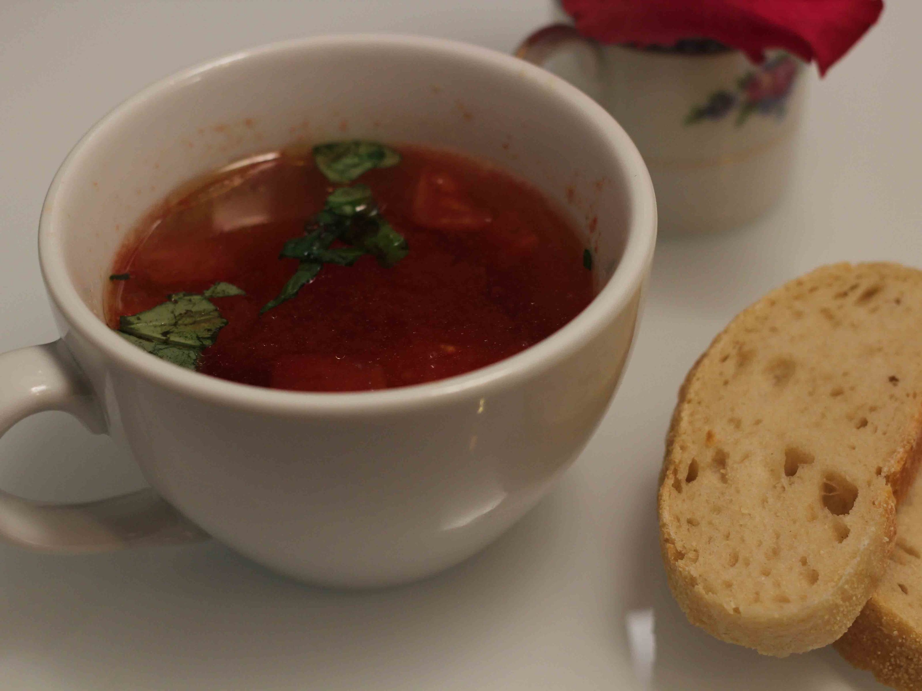 Klare Tomaten-Consommé mit Parmesan-Nockerl und selbstgemachtem Ciabatta Brot