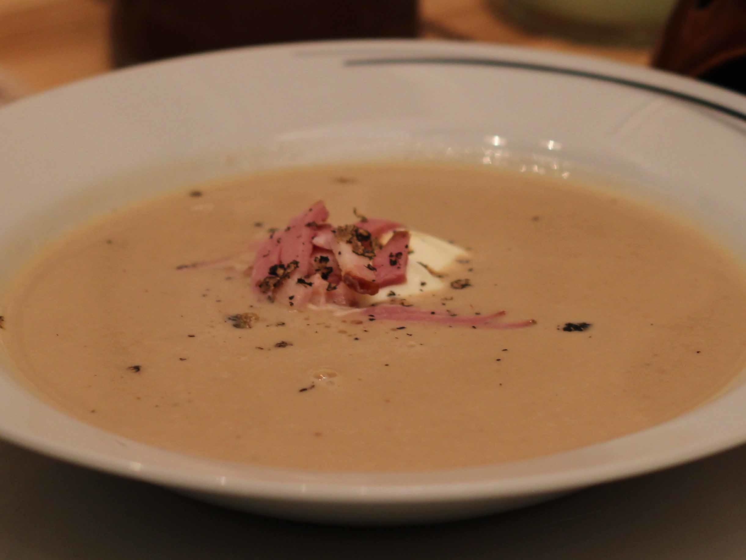 Getrüffelte Maronen-Suppe mit geräucherter Entenbrust