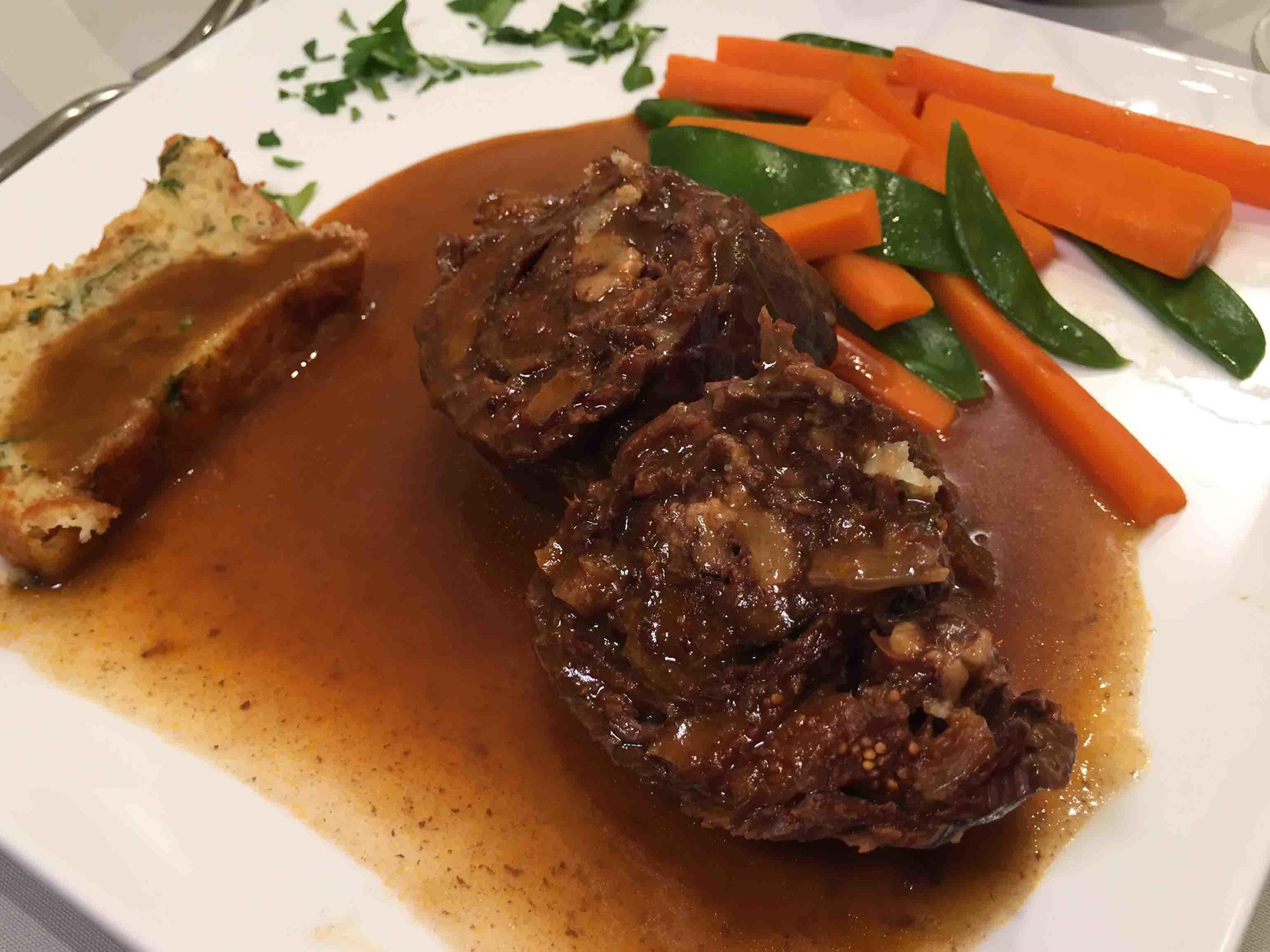 Orientalische Rinderroulade mit Feigen und Walnüssen, dazu Semmelknödel und Gemüse