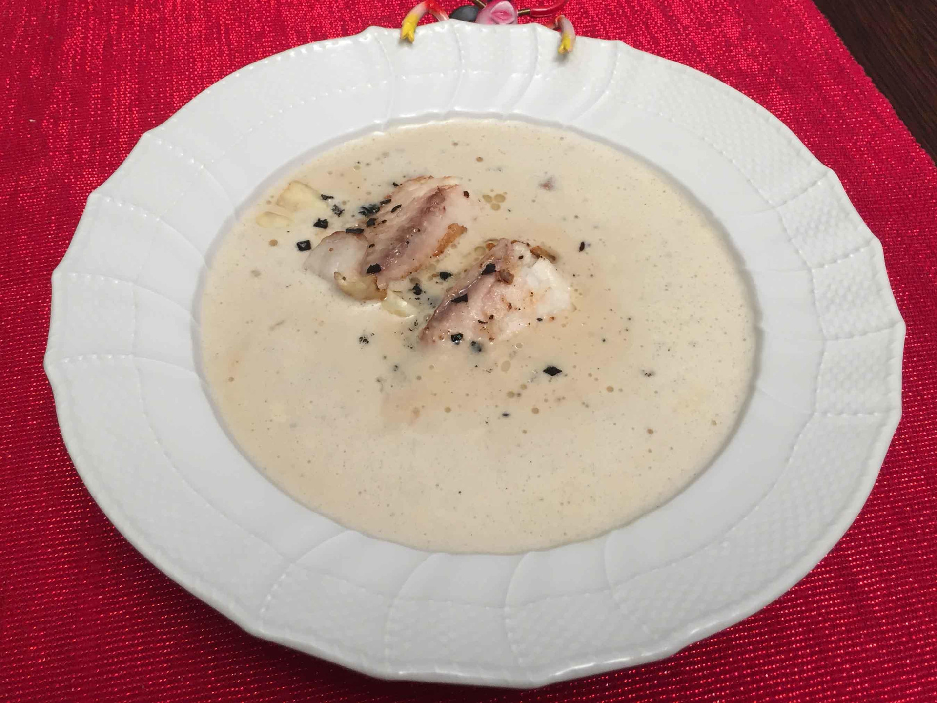 Spitzkohlsüppchen mit Speck und Buntbarsch