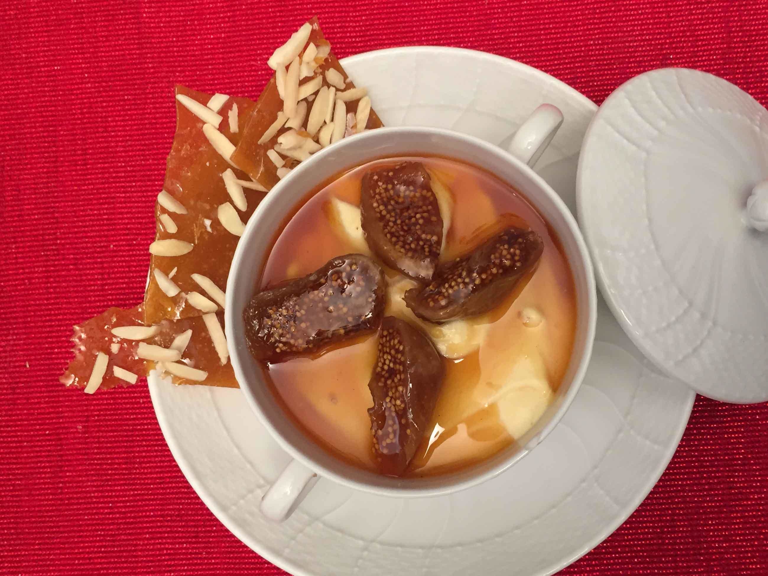 Mandelmousse mit Feigen in Tabaksauce