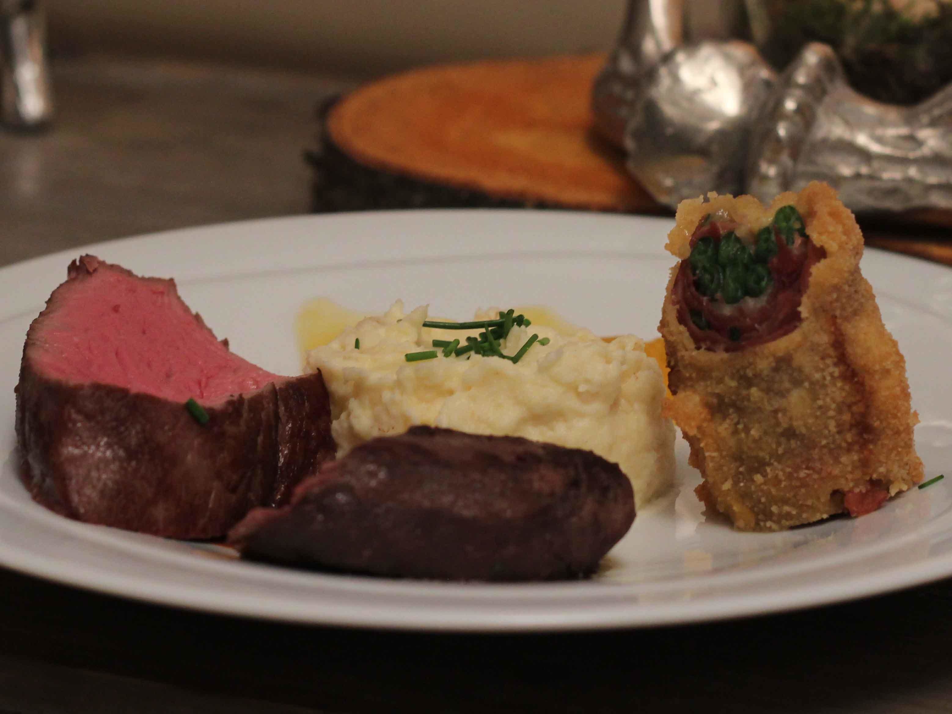 Duo aus Rehrücken und Rinderfilet mit Kartoffel-Sellerie-Püree und Serrano-Bohnen