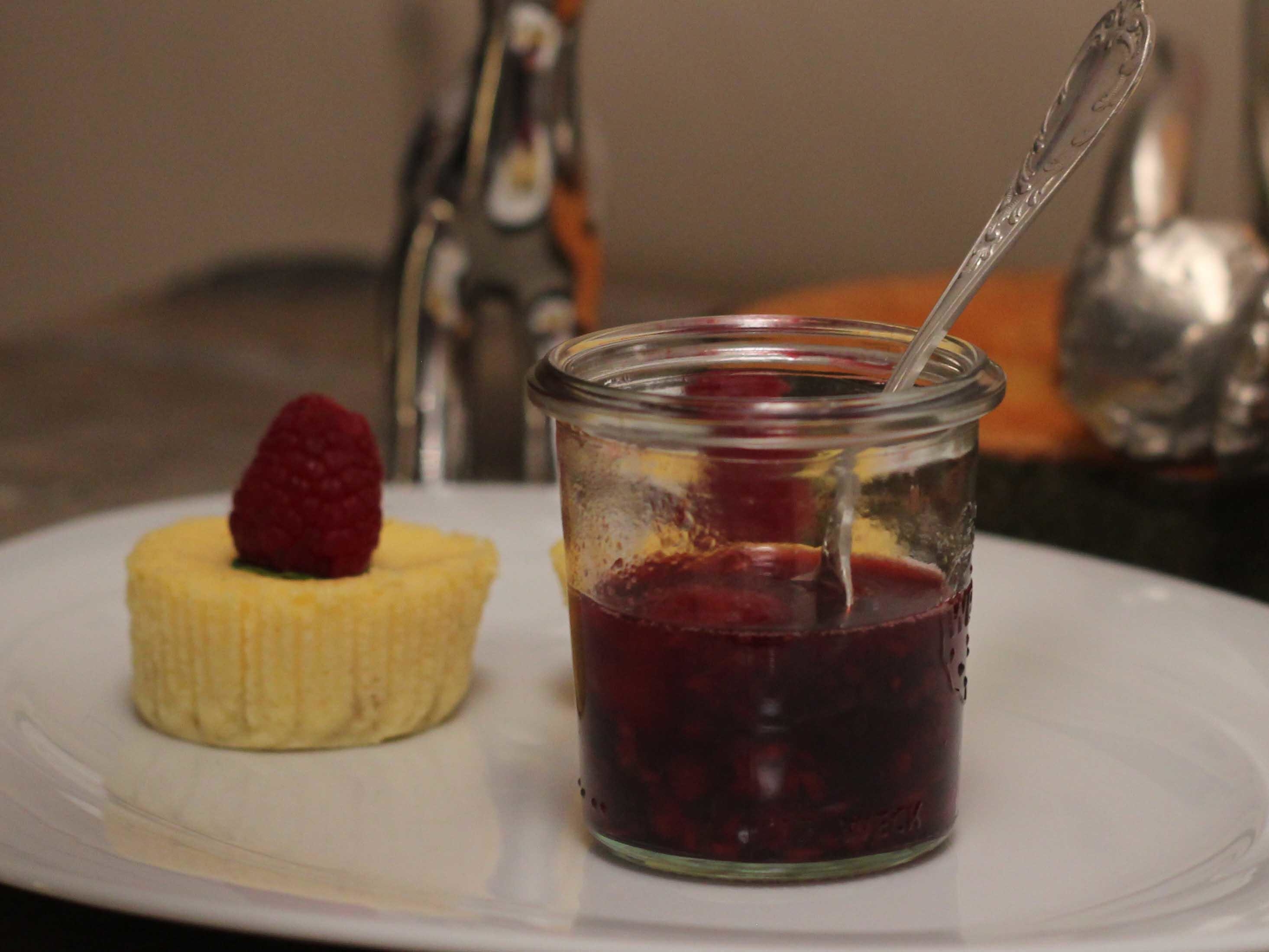 Cheesecake mit roter Grütze