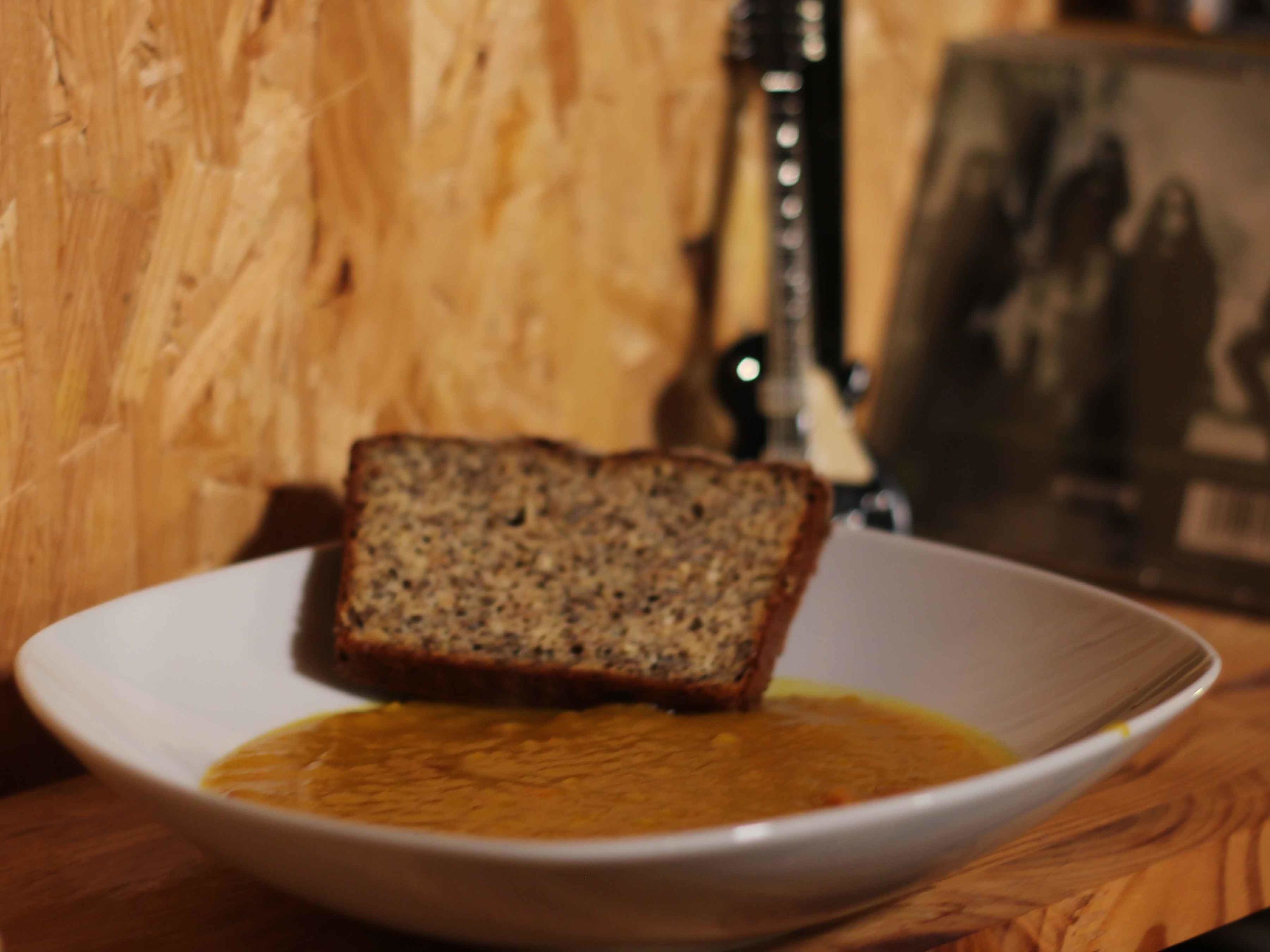 Kartoffel-Kürbis-Ingwer-Suppe mit Low-Carb-Brot