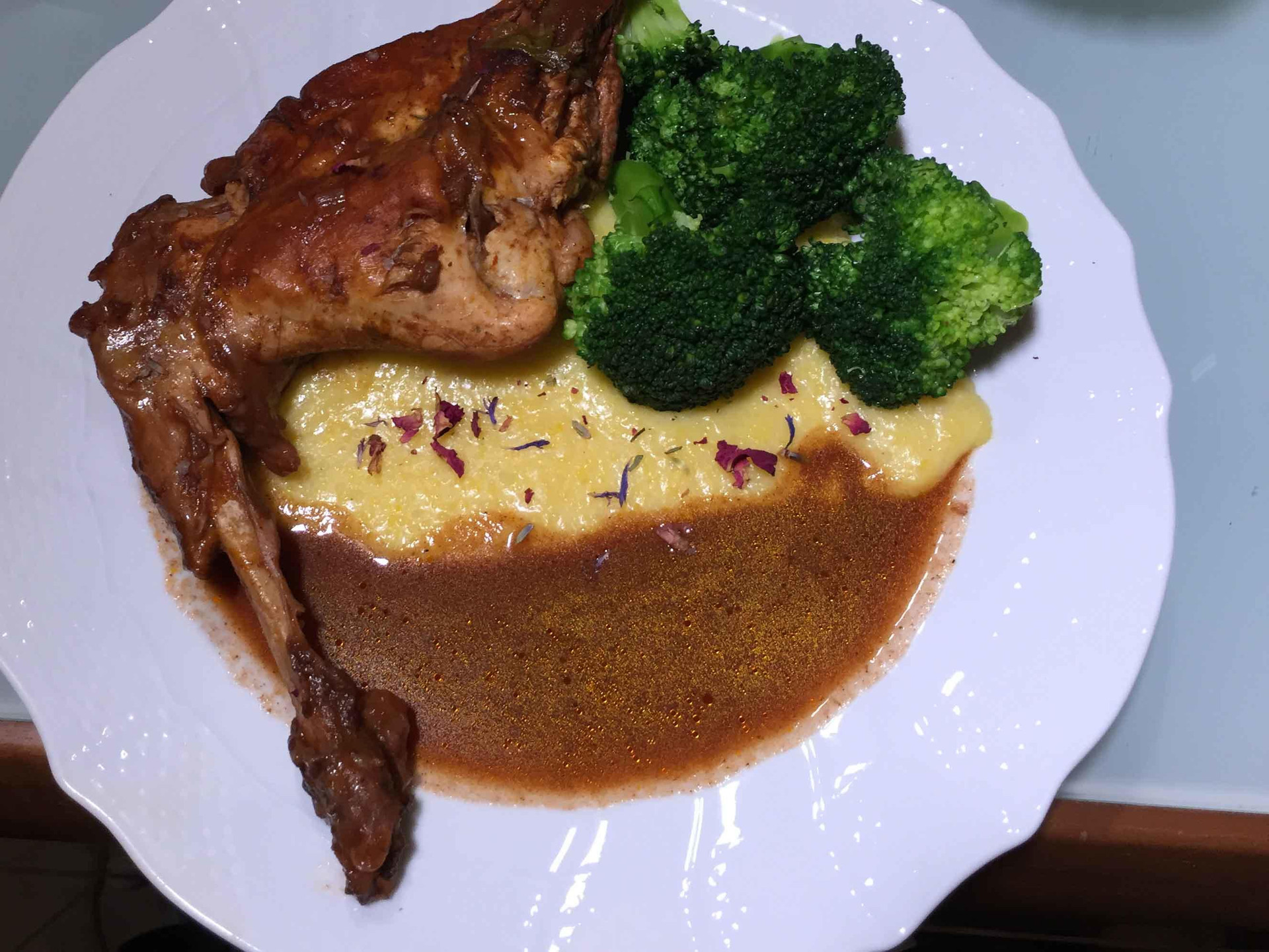 Freiland Kaninchen Ragout mit Oliven und dunkler Schokolade auf Polenta und Gemüse