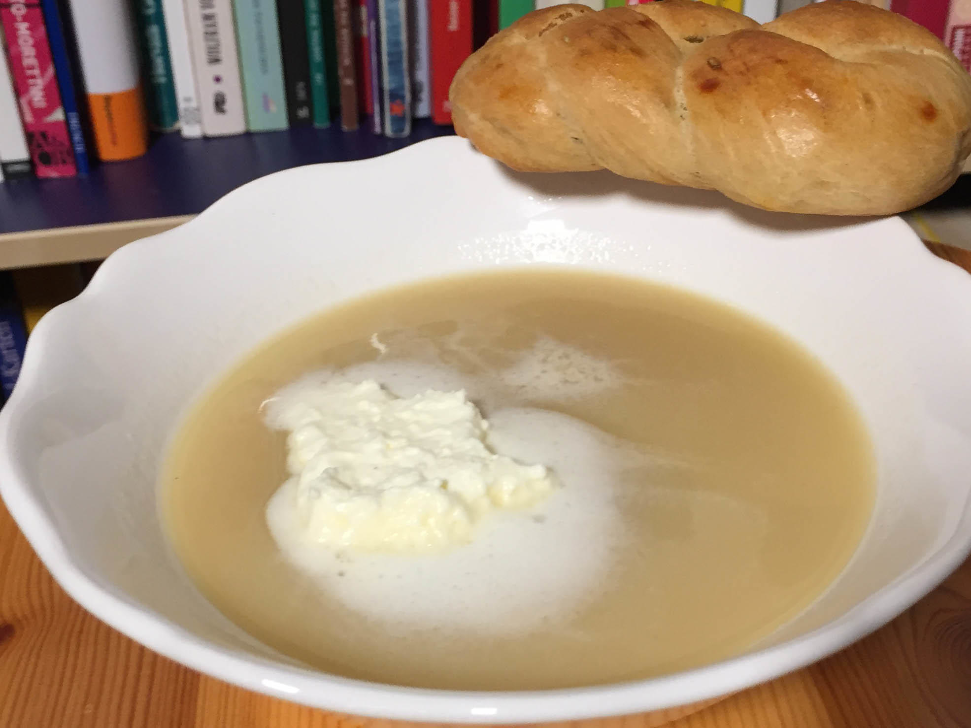 Weinschaumsuppe mit Rosmarin-Gebäck