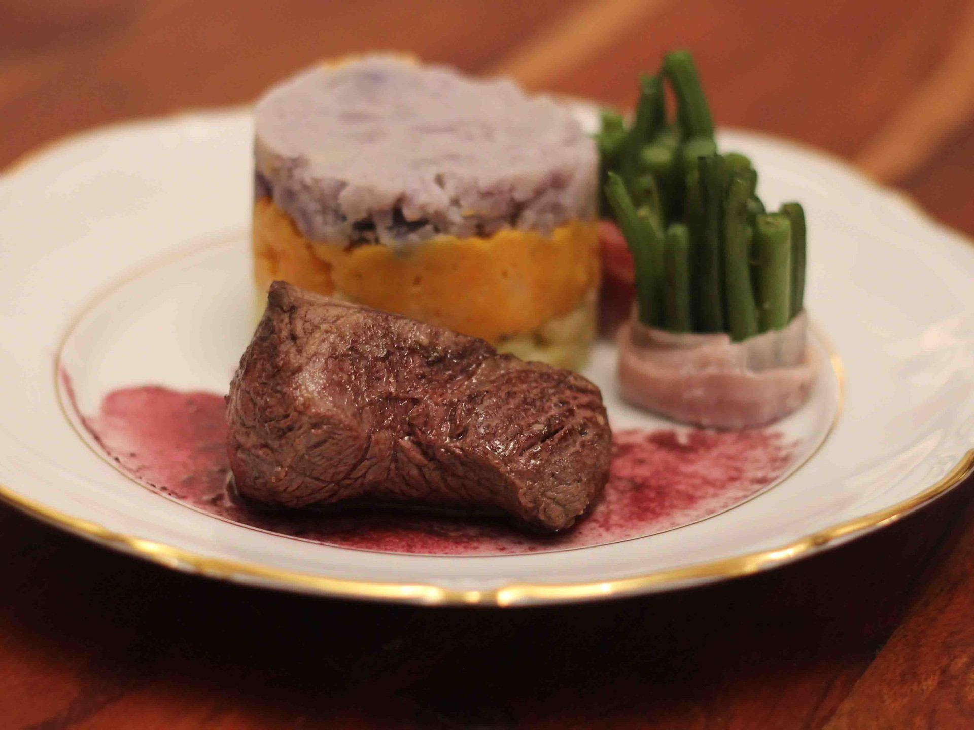 Rinderfilet mit dreierlei Kartoffelpüree, Bohnen im Speckmantel und Rotweinsoße