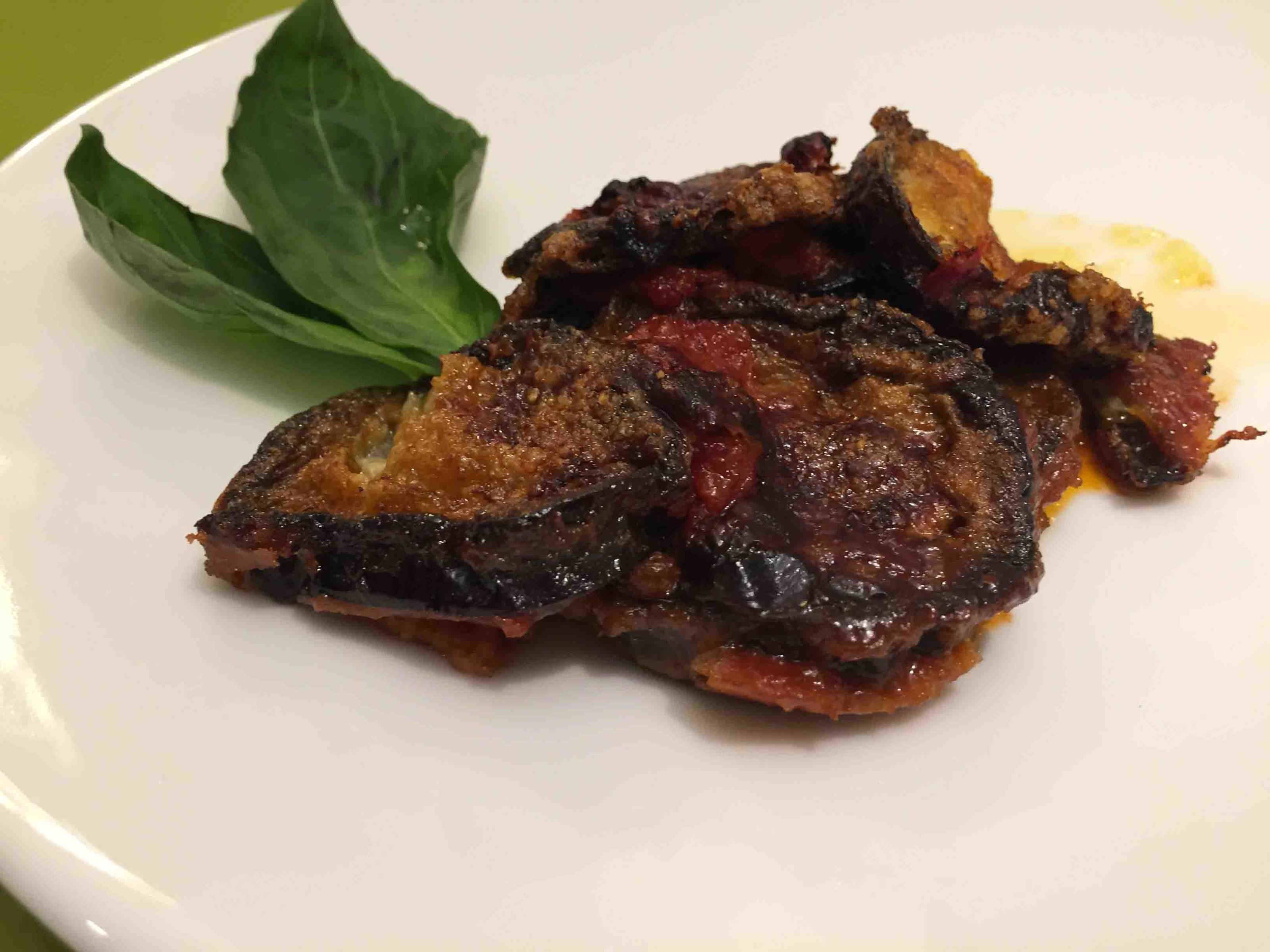 "Parmigiana di melanzane Amore Mio Basilico" mit dreierlei Käse