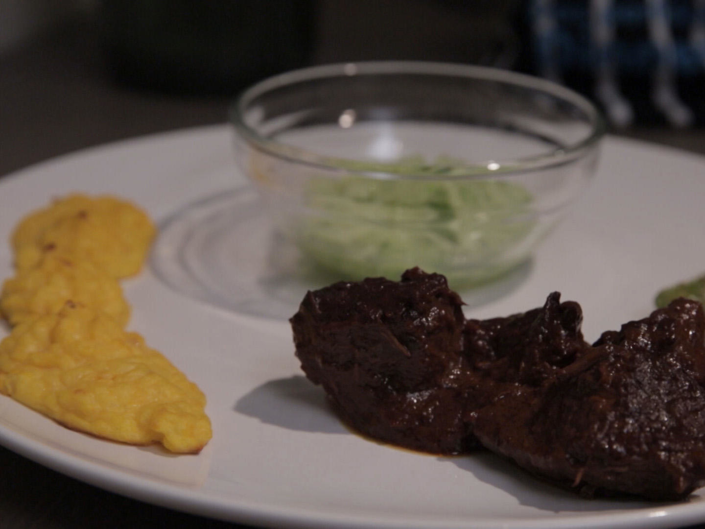 Schokoladen-Gulasch an Herzoginnen-Kartoffeln und Gurkensalat