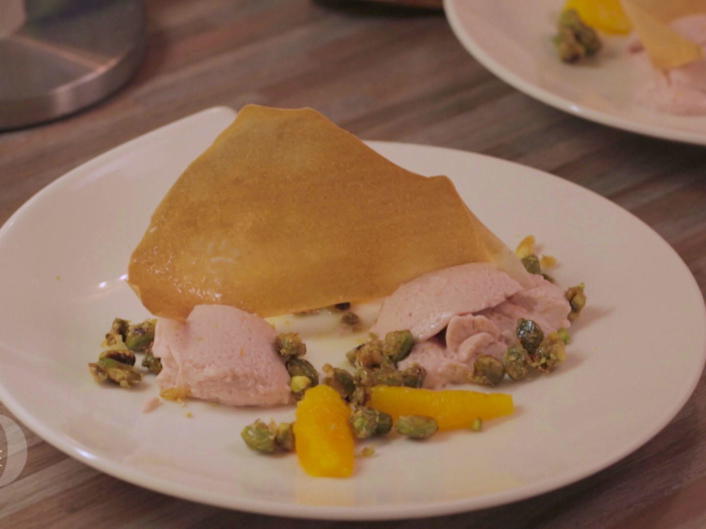 Orangencreme mit Kardamom und karamellisierten Pistazien