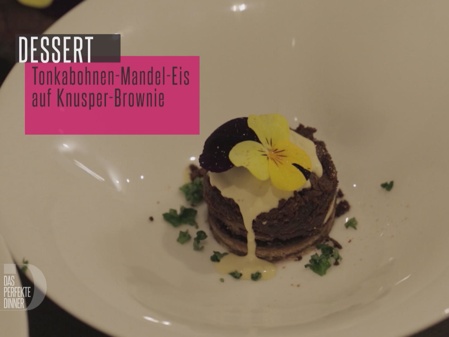 Tonkabohnen-Mandeln-Eis auf Knusper-Brownie