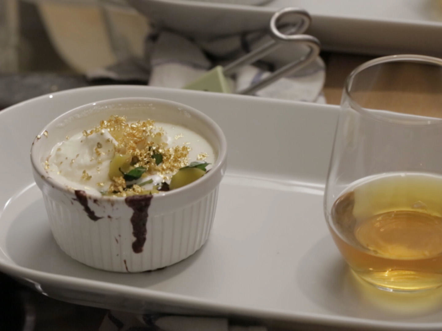Lauwarmer Valrhona-Chocolate Soft-Cake mit Pfirsichragout und American-Whisky-Sahne
