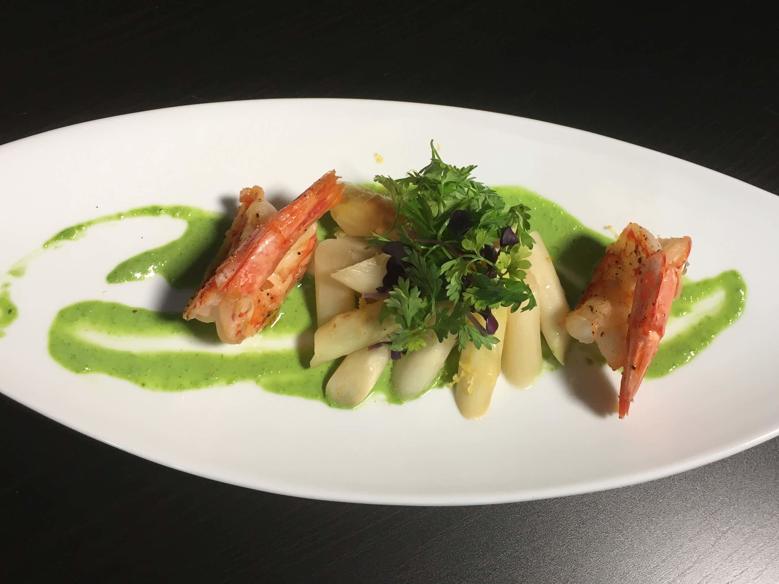 Salat von gebratenem Spargel mit wilden Scampi und Bärlauchcreme