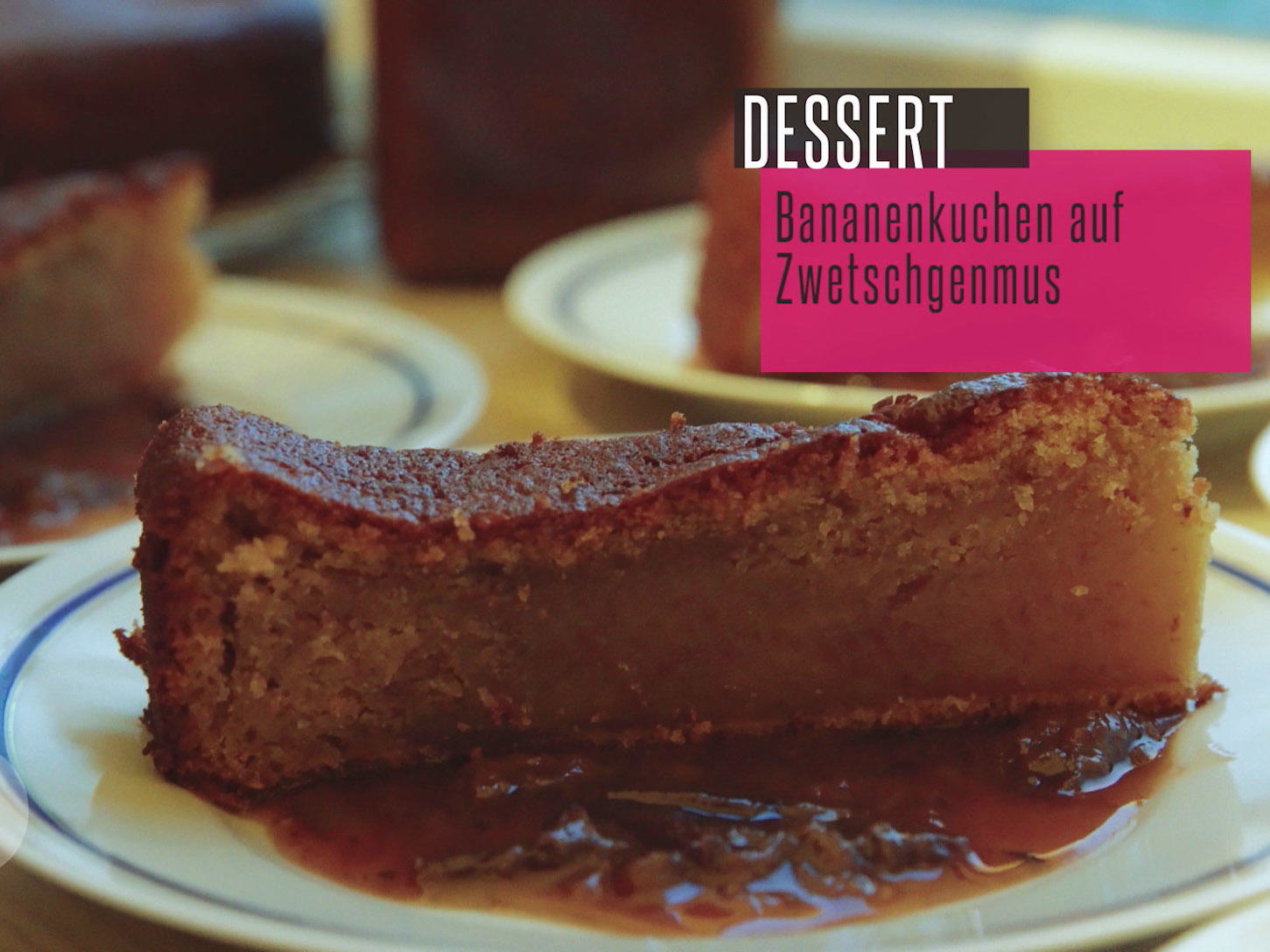 Saftiger Bananenkuchen auf Zwetschgenmus