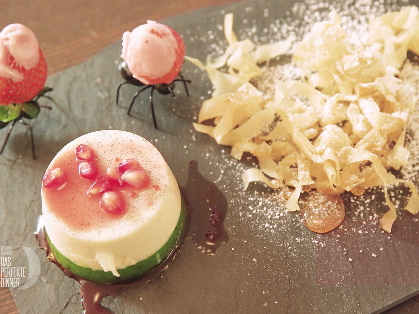 Panna Cotta-Tricolore mit flüchtigen Erdbeeren