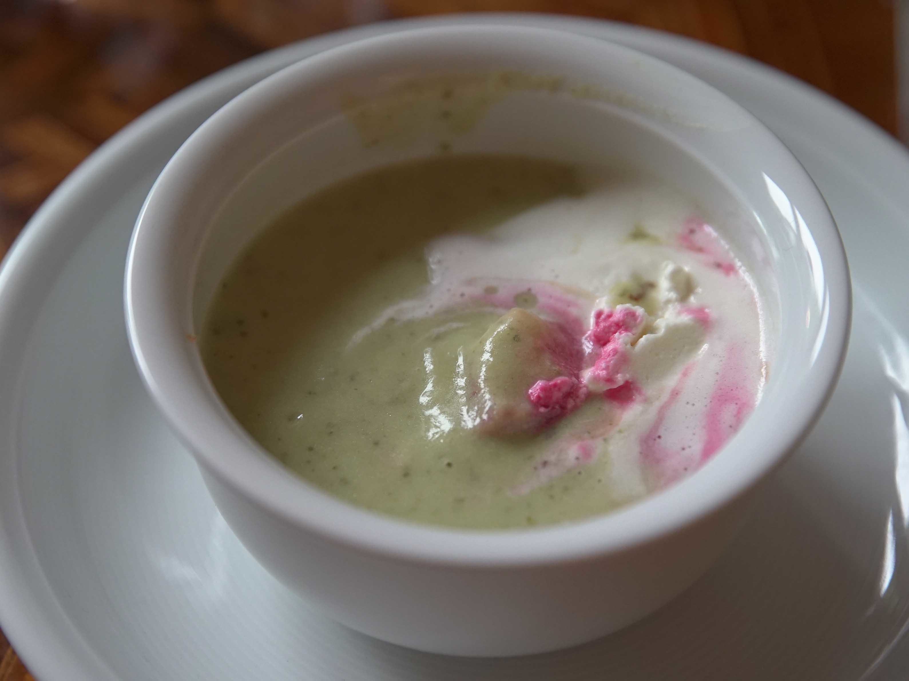 Buttermilchkartoffelsuppe mit Sauerampfer und Lachs