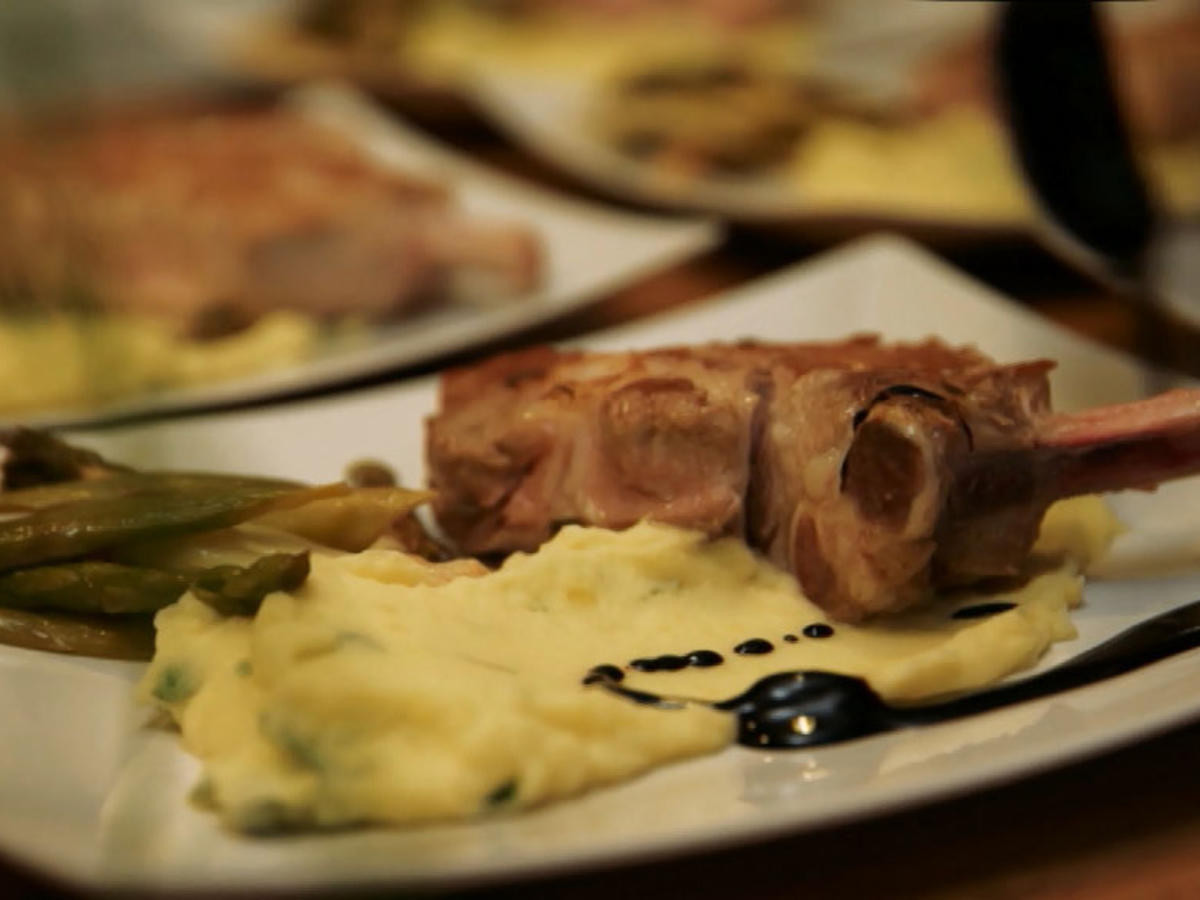Kalbskarree mit Frühlingsgemüse, Balsamico-Jus und Salbei-Zitronen-Kartoffelpüree