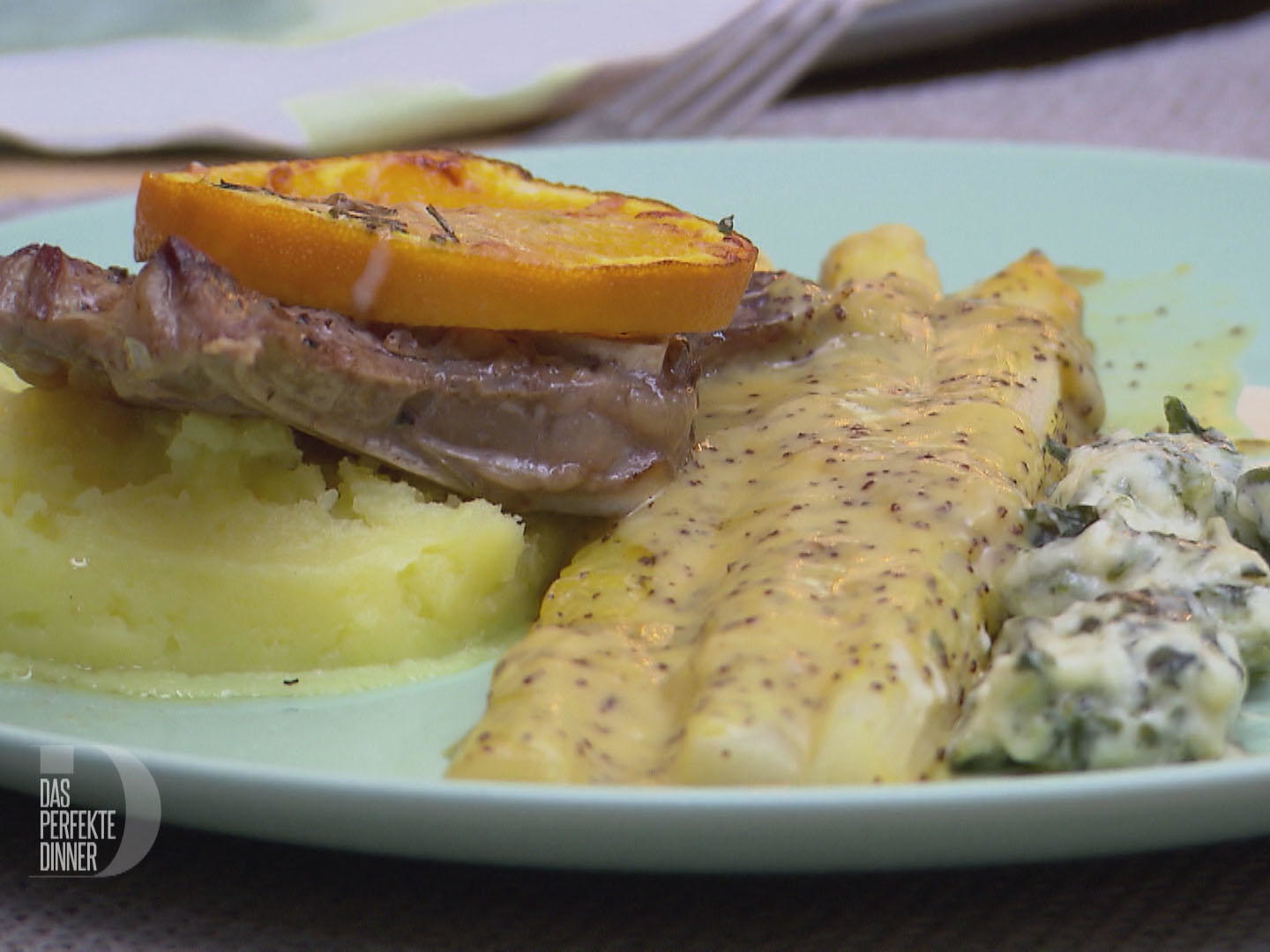 Lammkotelett, dazu Spargel in Orangensoße und Malfatti mit Kartoffelstampf