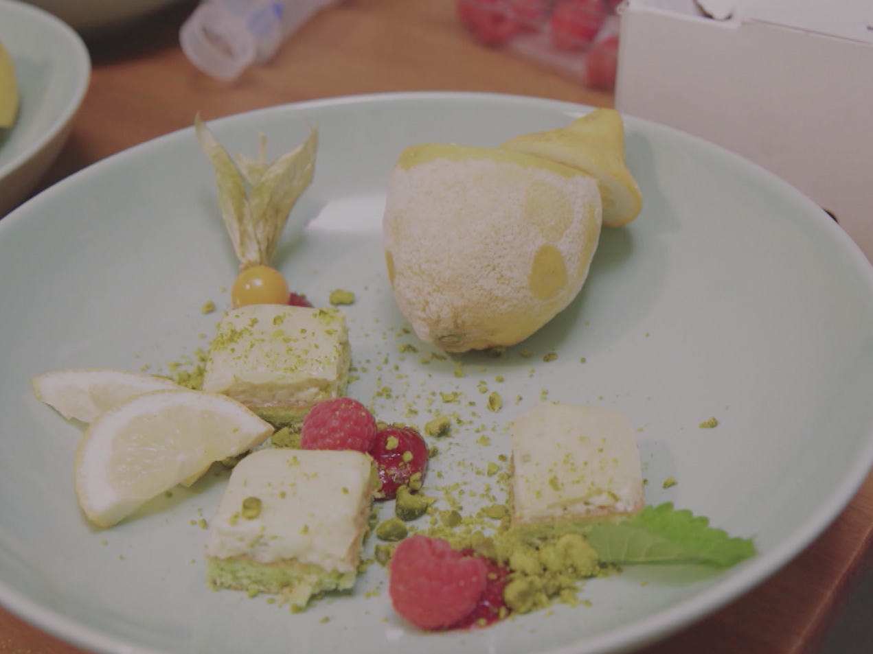 Gewürz-Eiscreme mit Pistazienbiskuit und Estragon-Zitronencreme