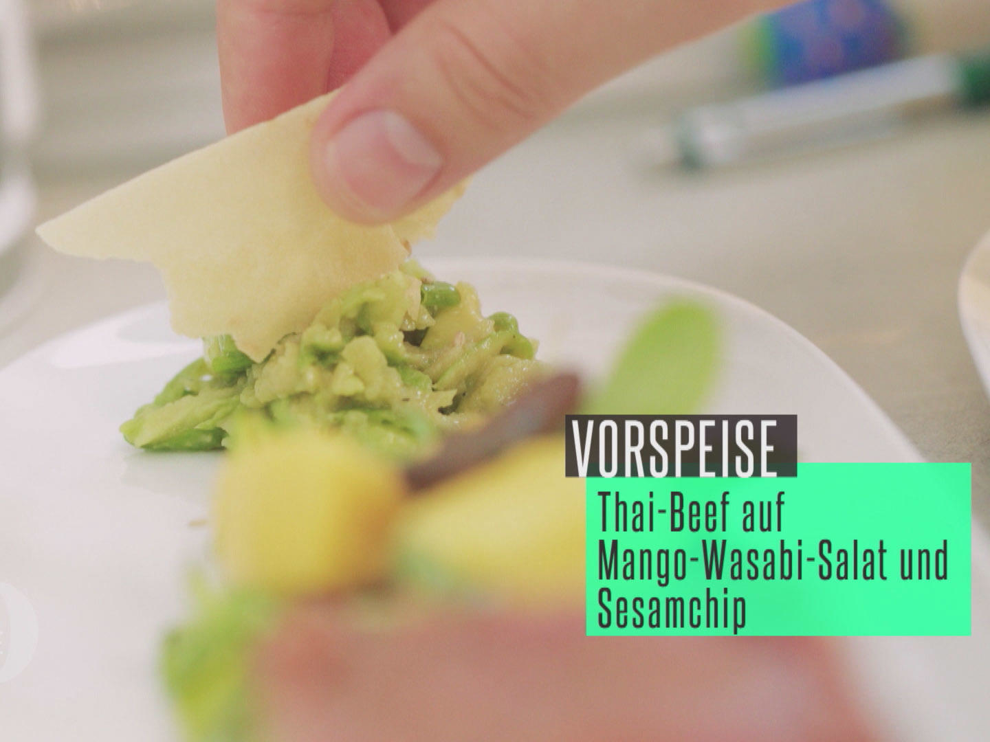 Thai-Beef auf Mango-Wasabi-Salat und Sesamchip