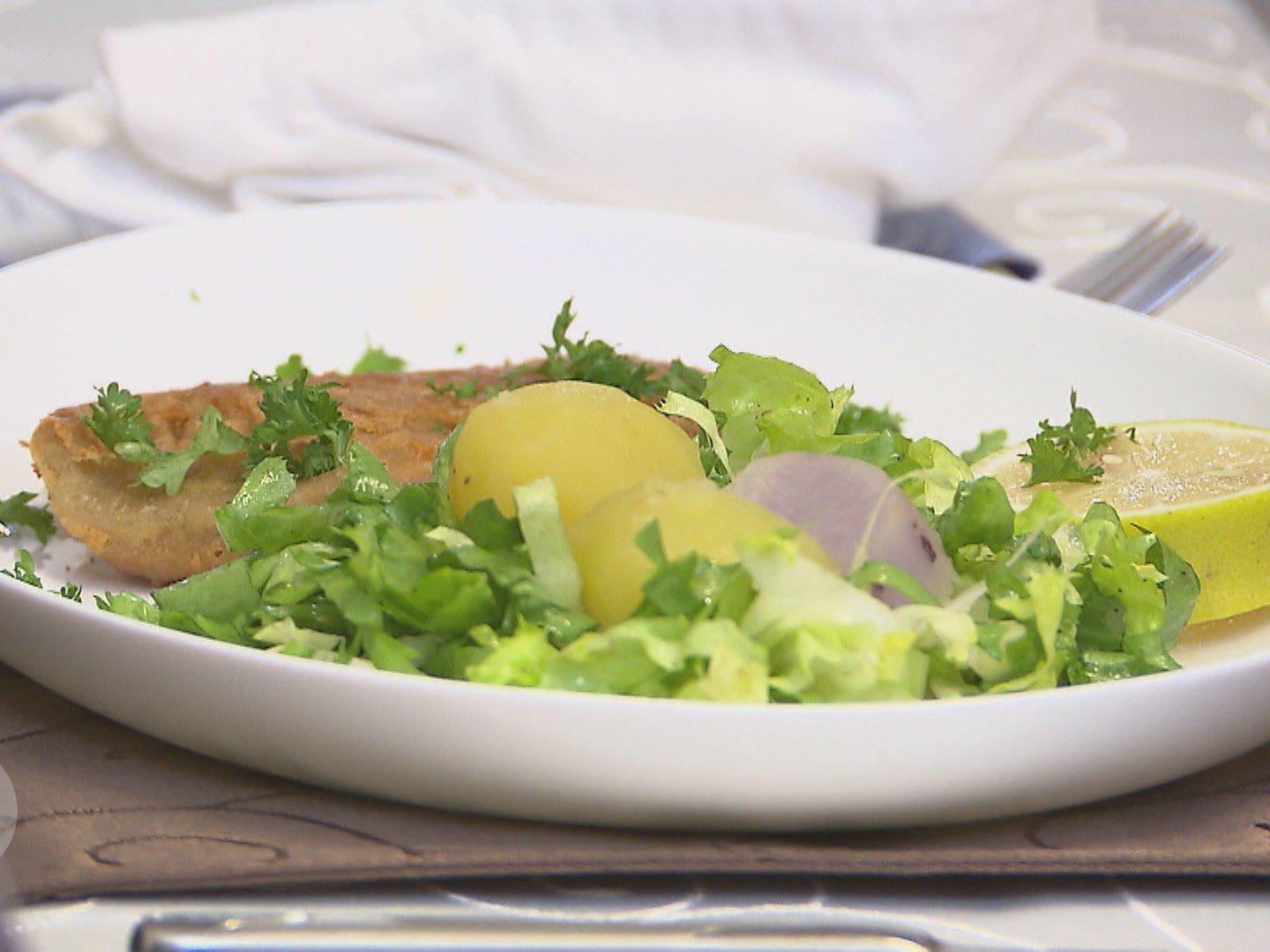 Fränkisches Karpfenfilet in Bierteig mit Bouillonkartoffeln im Endiviennest