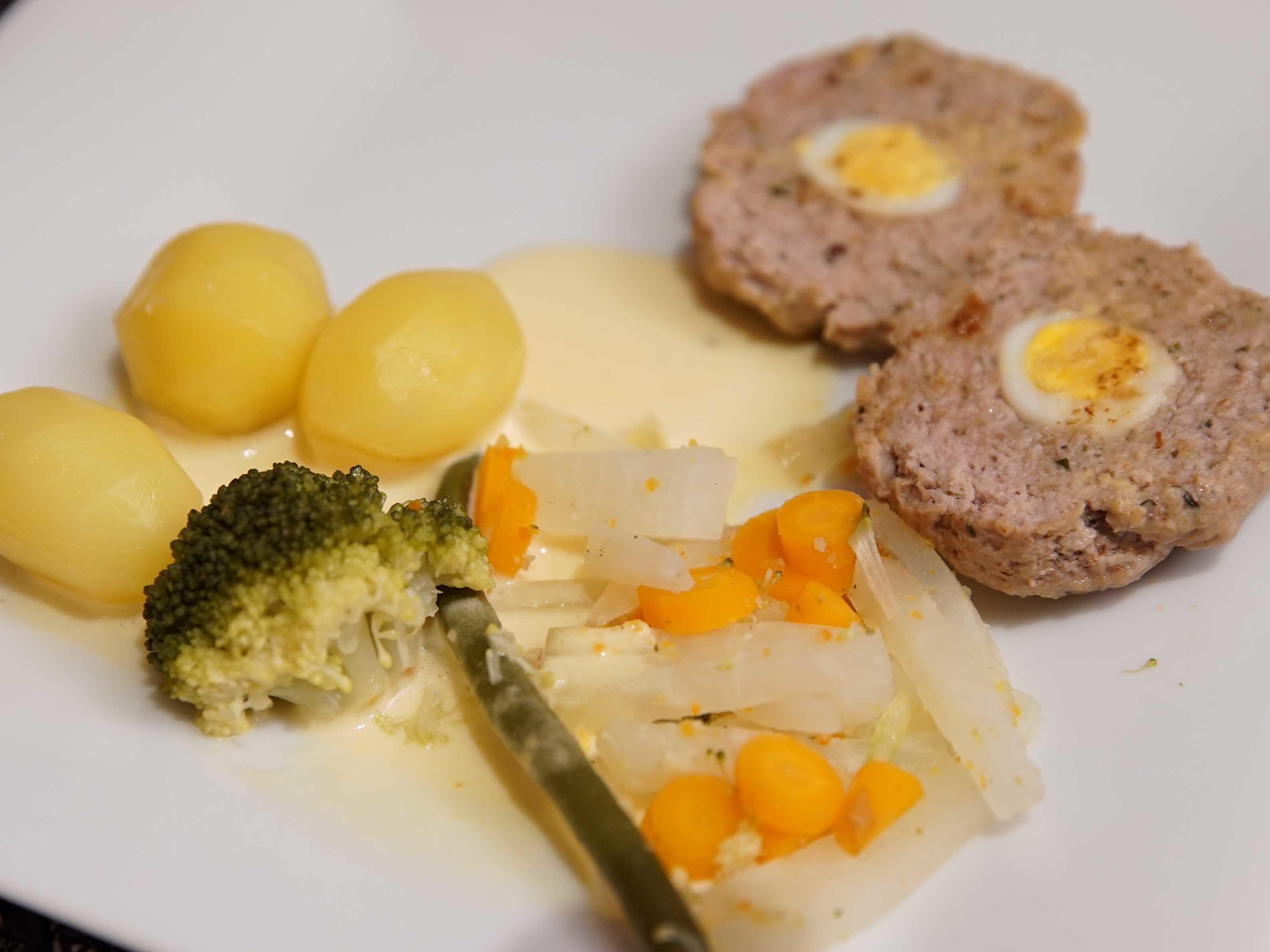 Austernfischer-Nest am Strandgut liegend auf Sauce Hollandaise mit Nordstrander Knolle