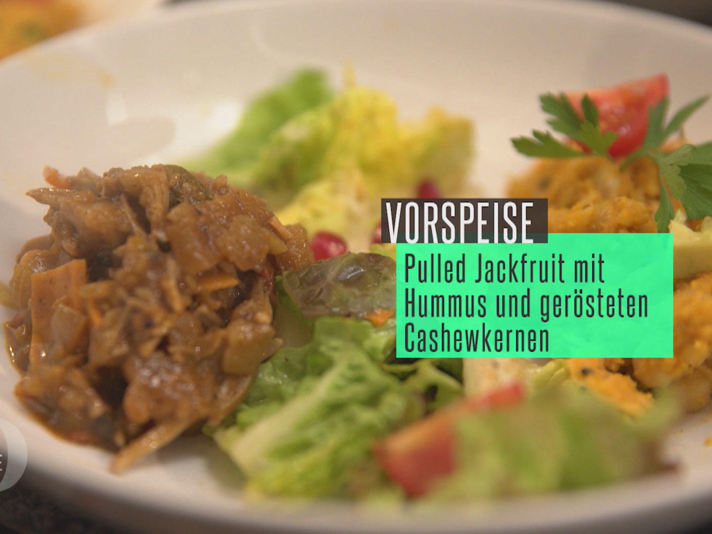 Pulled Jackfruit Curry an Salat mit Kürbishummus