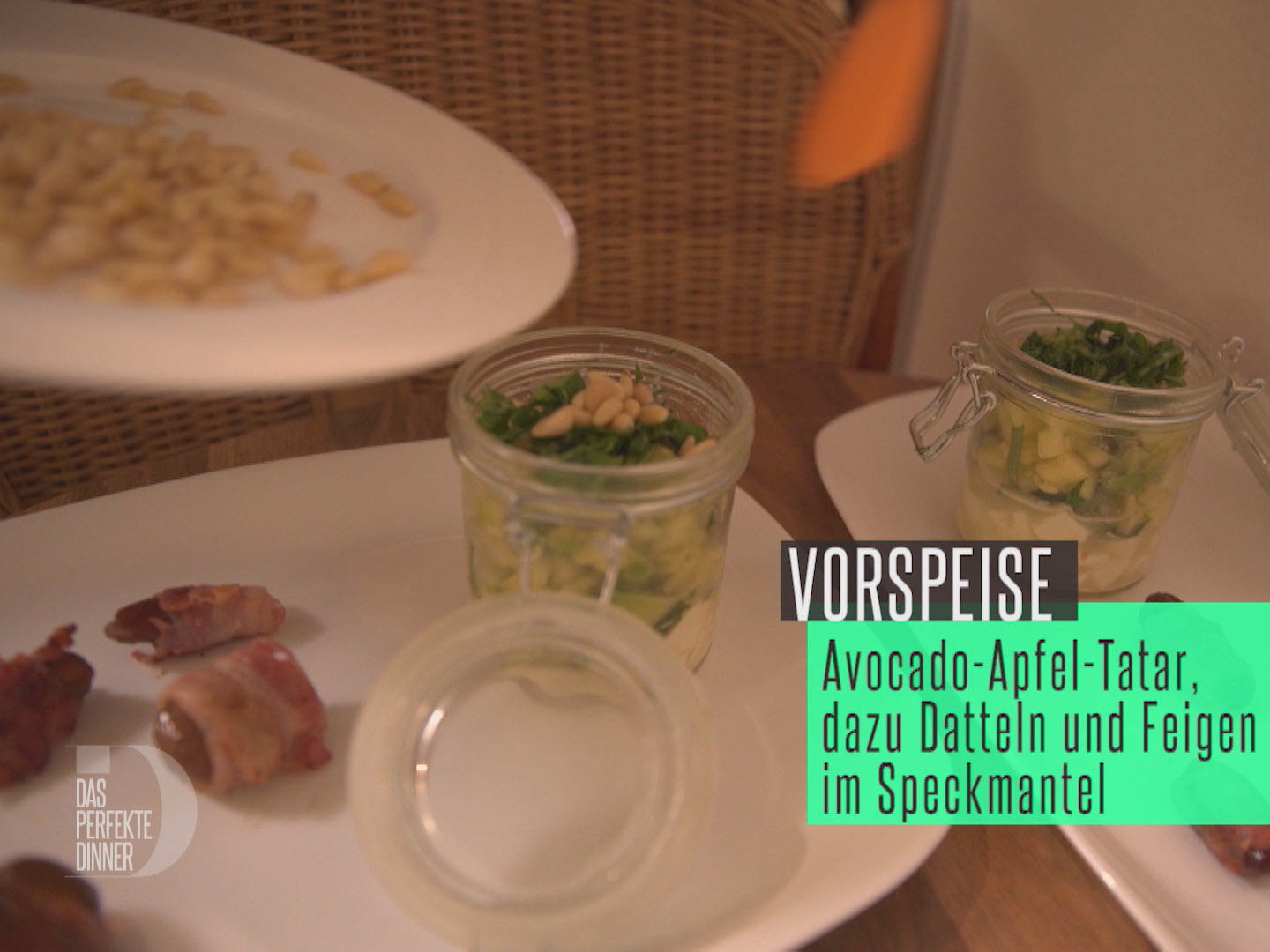 Avocado-Apfel-Tatar mit Mozzarella, dazu Feigen und Datteln im Speckmantel
