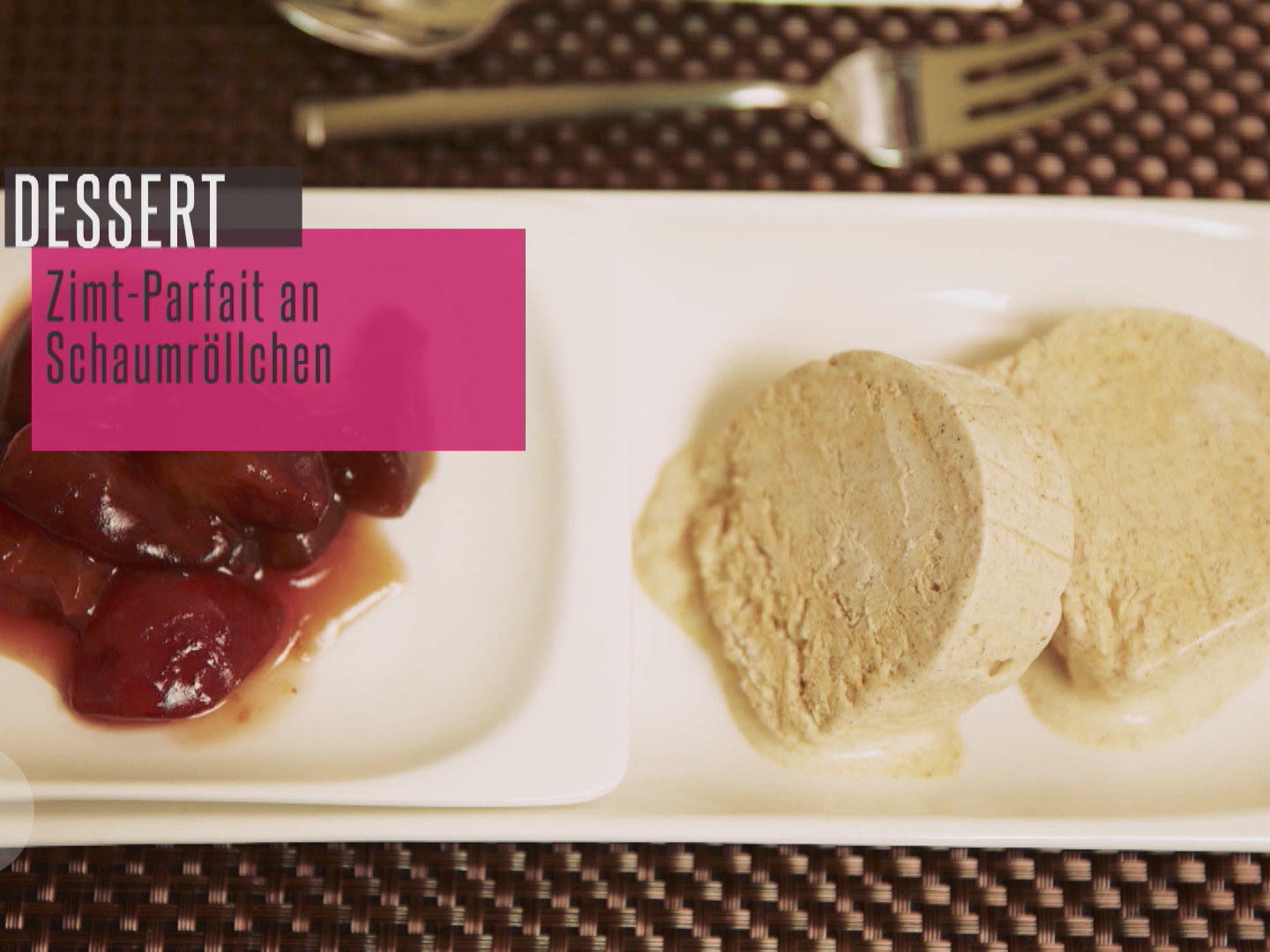 Leckereien aus Bellersen: Zimtparfait mit Pflaumenmus und Schaumröllchen