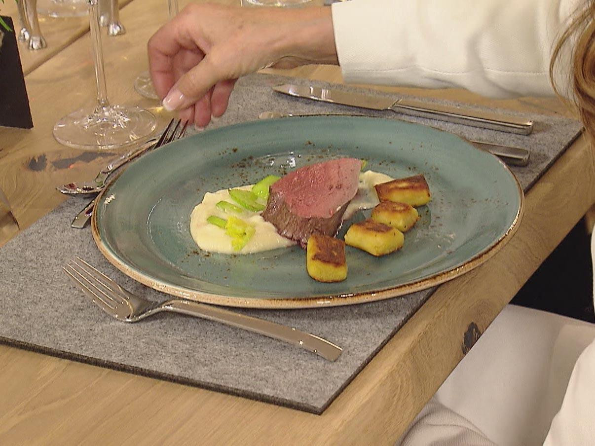 Rinderfilet auf Selleriepüree mit Erdäpfelnidei und dunkler Sauce