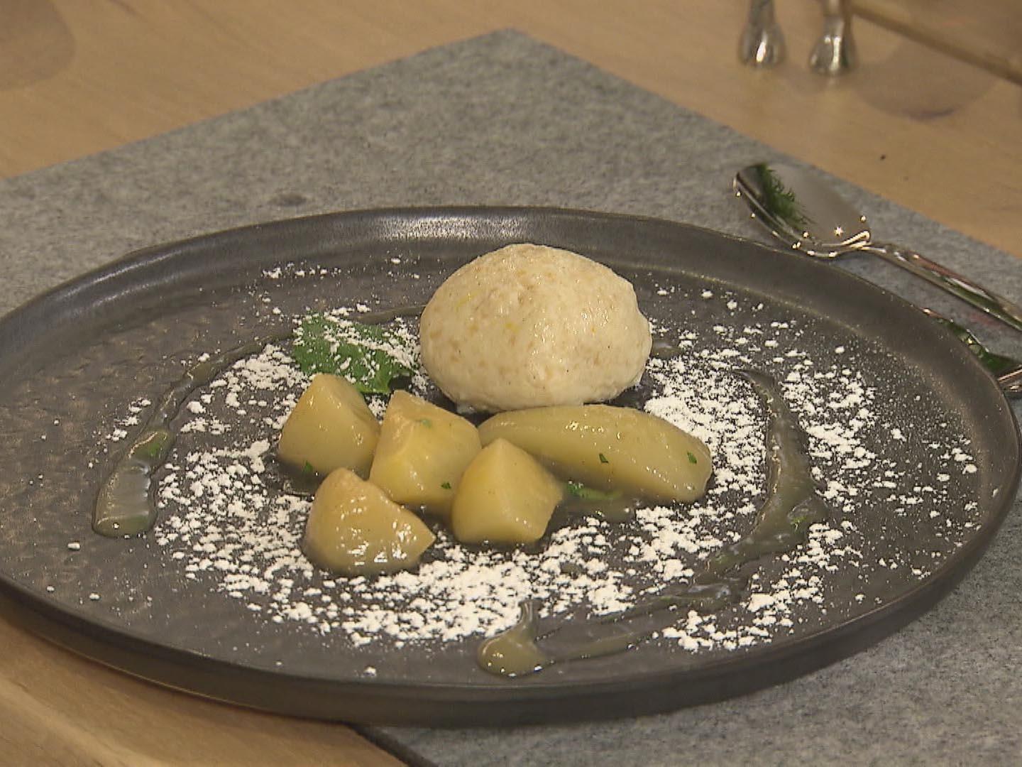 Topfenknödel an Birnenkompott