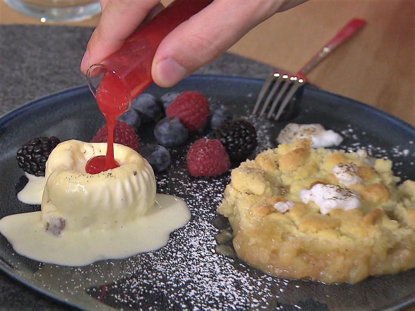 Apple Crumble und Vanille Parfait an Früchten mit Erdbeersoße