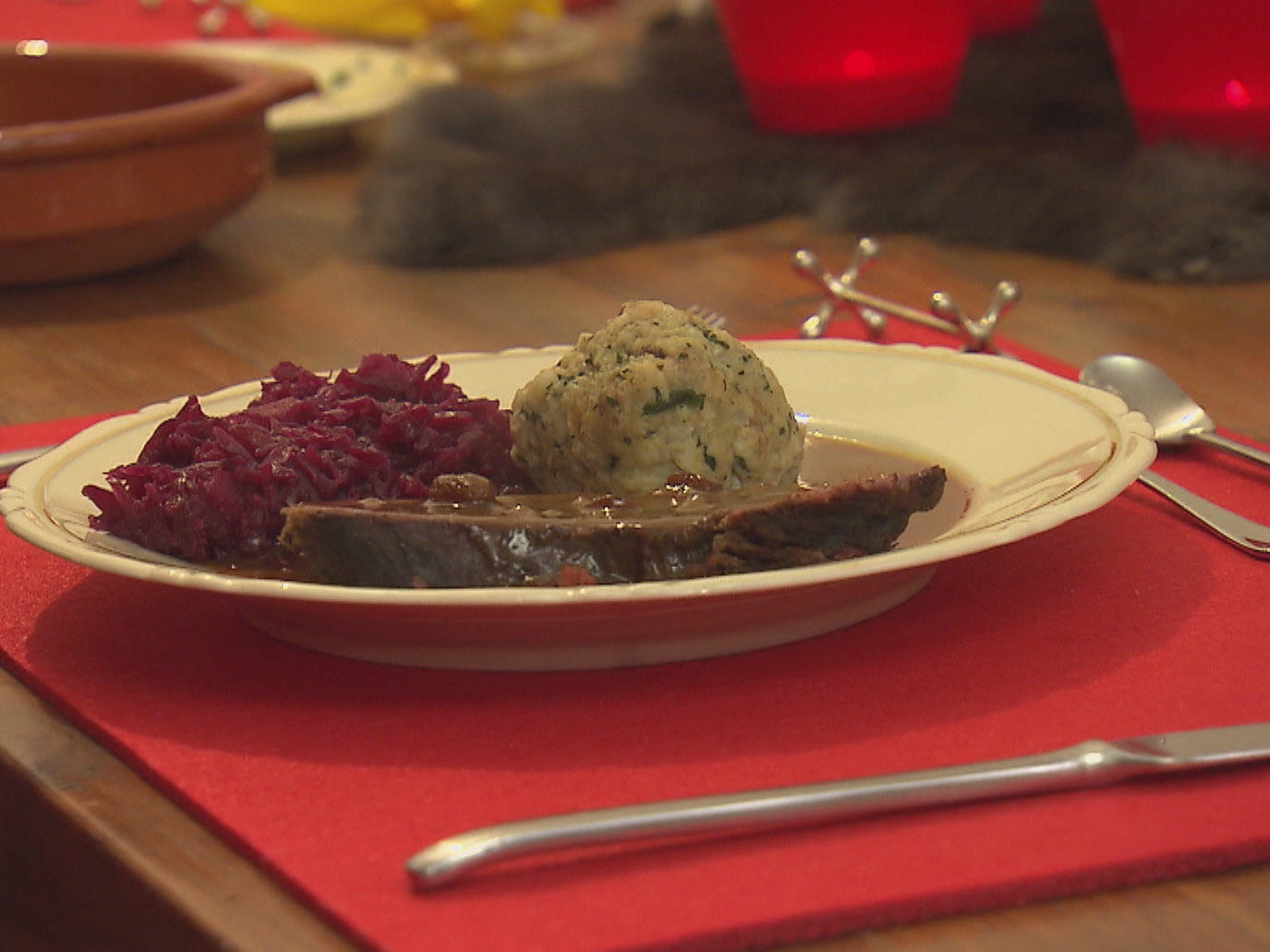 Pferdesauerbraten mit Rotkohl und Klößen