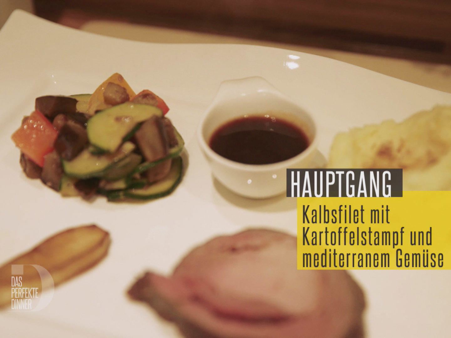 Kalbsfilet im Rinderfilet an Apfel-Cranberry-Jus mit mediterraner Gemüsebeilage