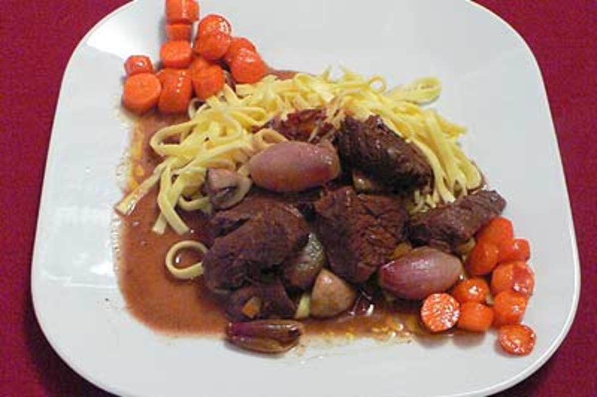 Boeuf Bourguignon auf Nudelbett mit karamellisierten Karotten