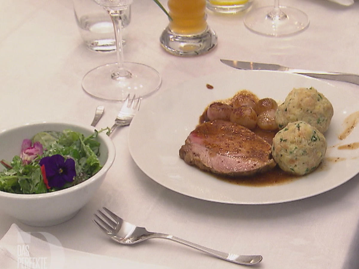 Schulterbraten mit Biersauce, Semmelknödeln und glasierten Schalotten